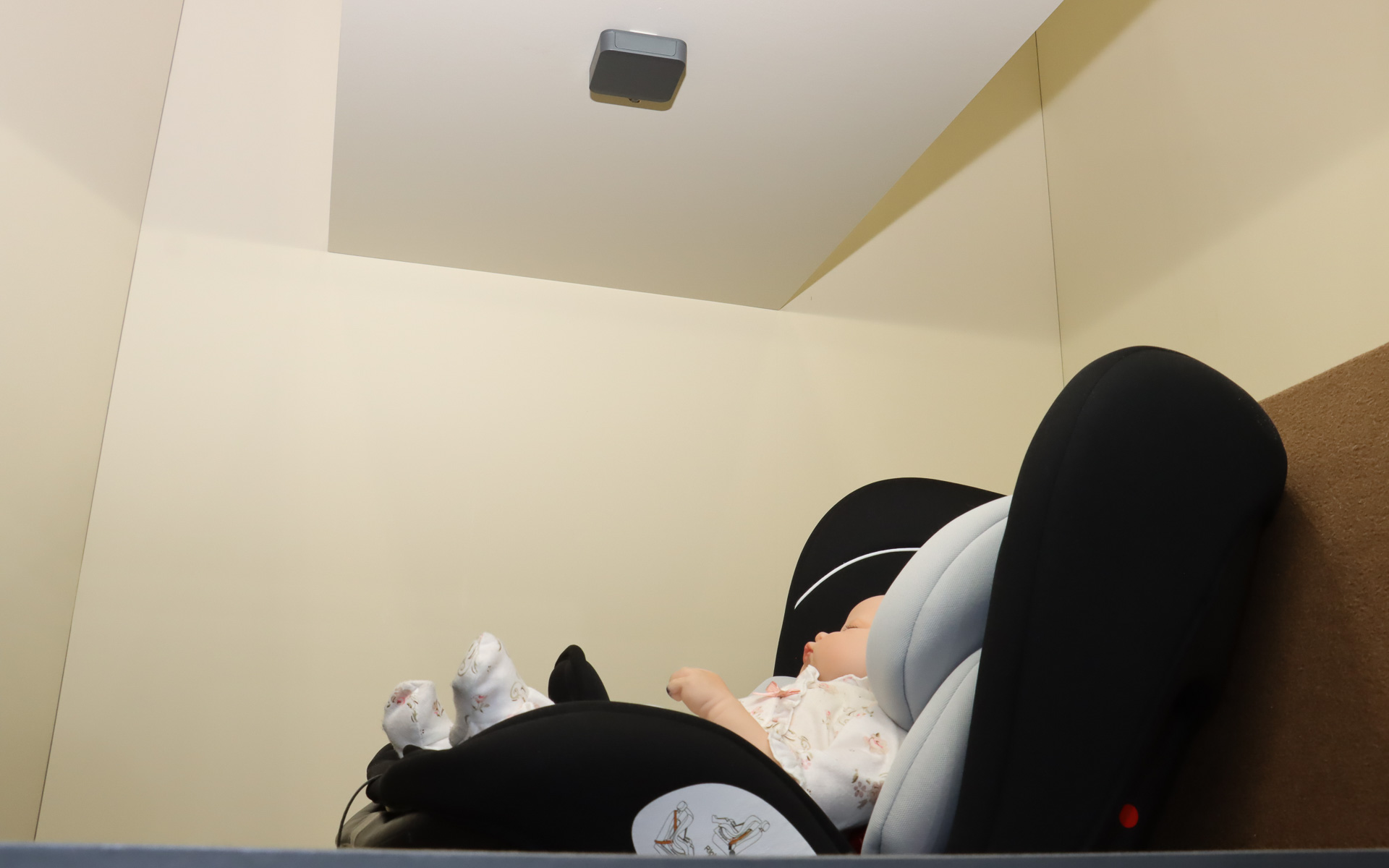 動作デモではUWBレーダーセンサーを天井部分に固定していたが、製品化に向けて購入者がマイカーに設置しやすいよう、シートのヘッドレストステーに固定するための各種ブラケットも開発している