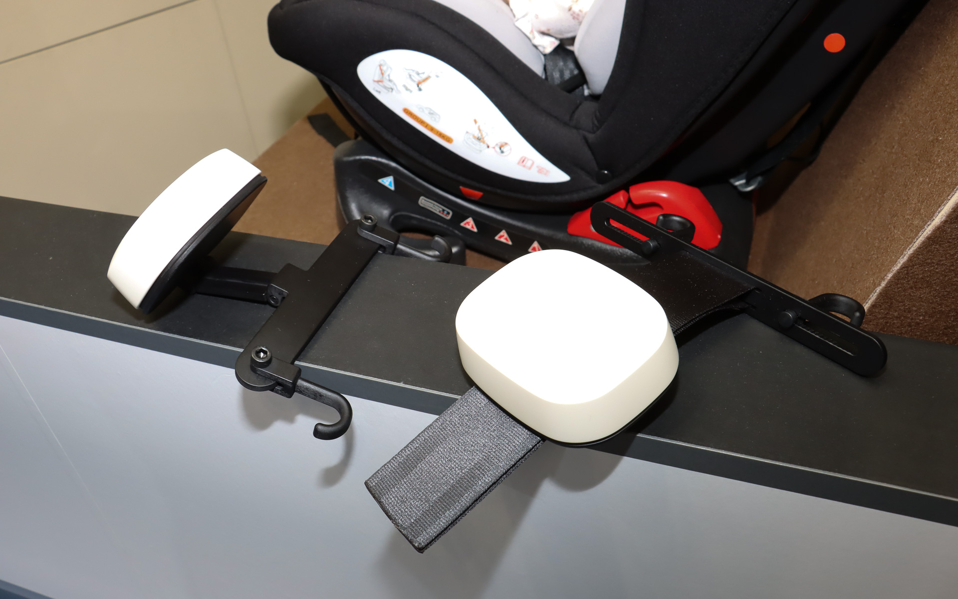 動作デモではUWBレーダーセンサーを天井部分に固定していたが、製品化に向けて購入者がマイカーに設置しやすいよう、シートのヘッドレストステーに固定するための各種ブラケットも開発している