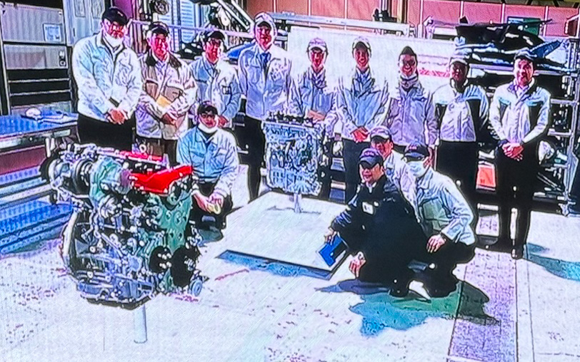 東京オートサロン2024で公開された赤いスポーツエンジン（手前）と銀色の高効率エンジン（奥）。開発が進んでいるのが分かる