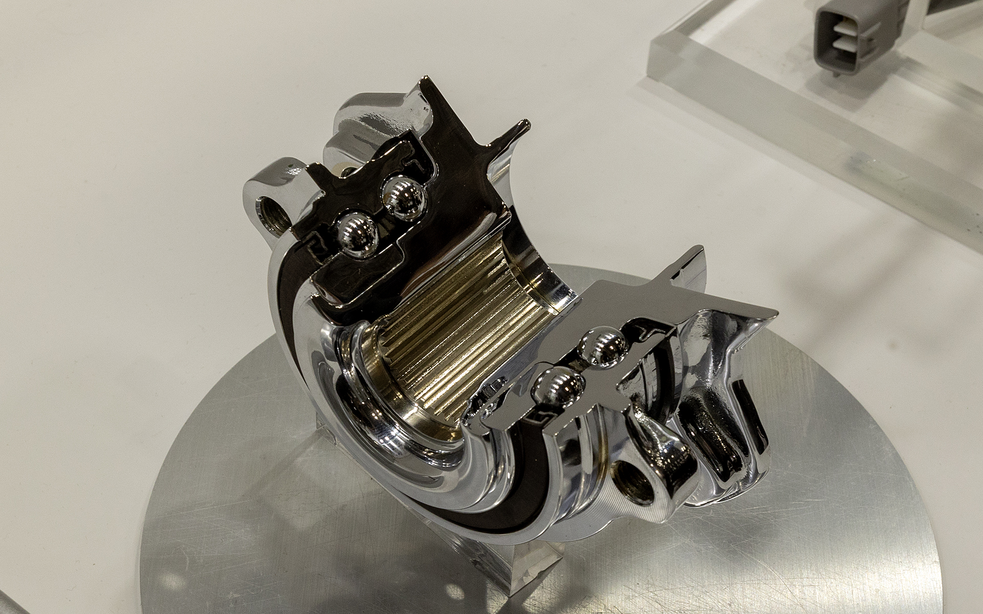 電動車の電費向上のための低トルクハブユニット。転がり抵抗を極小化している