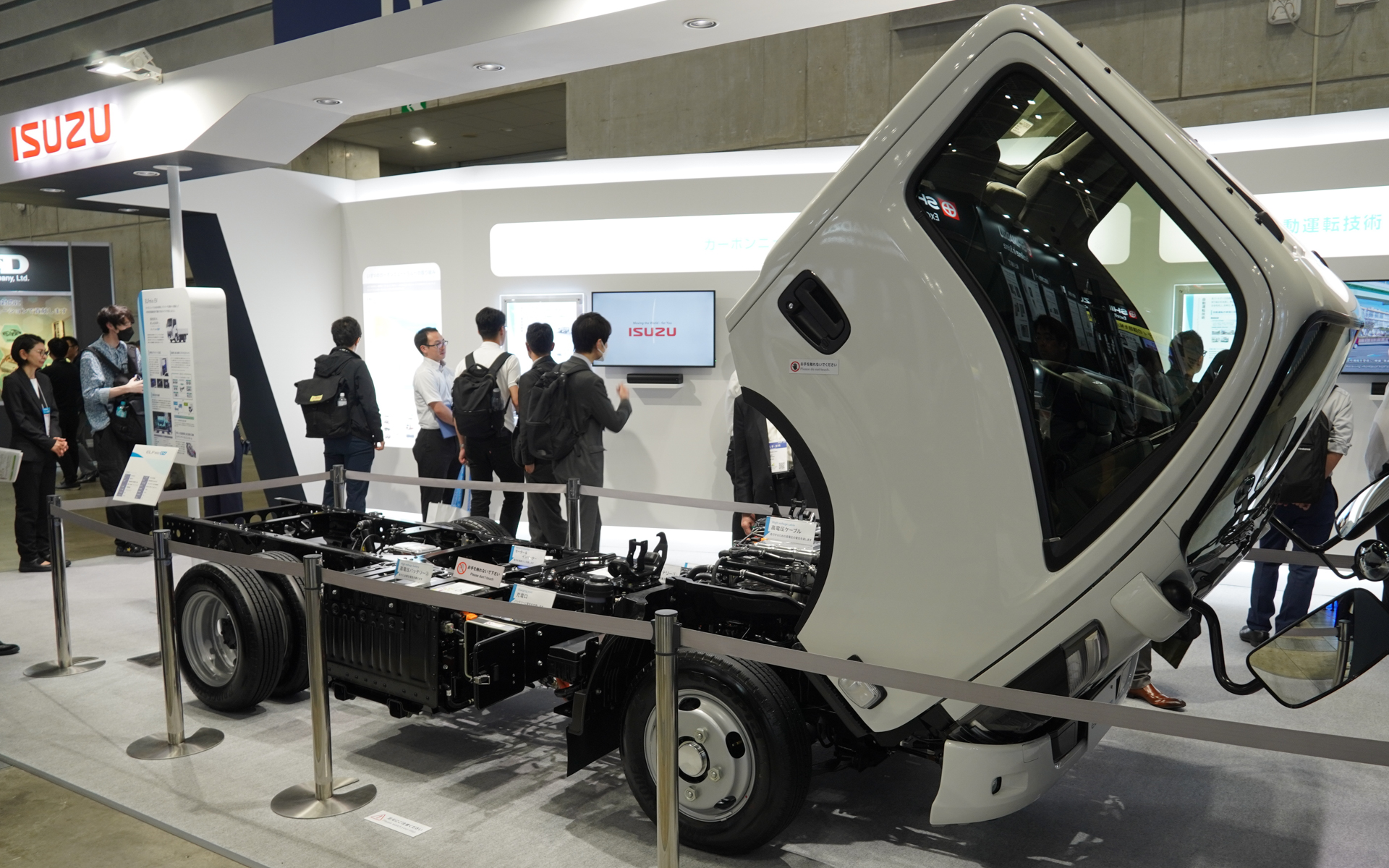 いすゞのブースは展示ホール（小間番号D120）