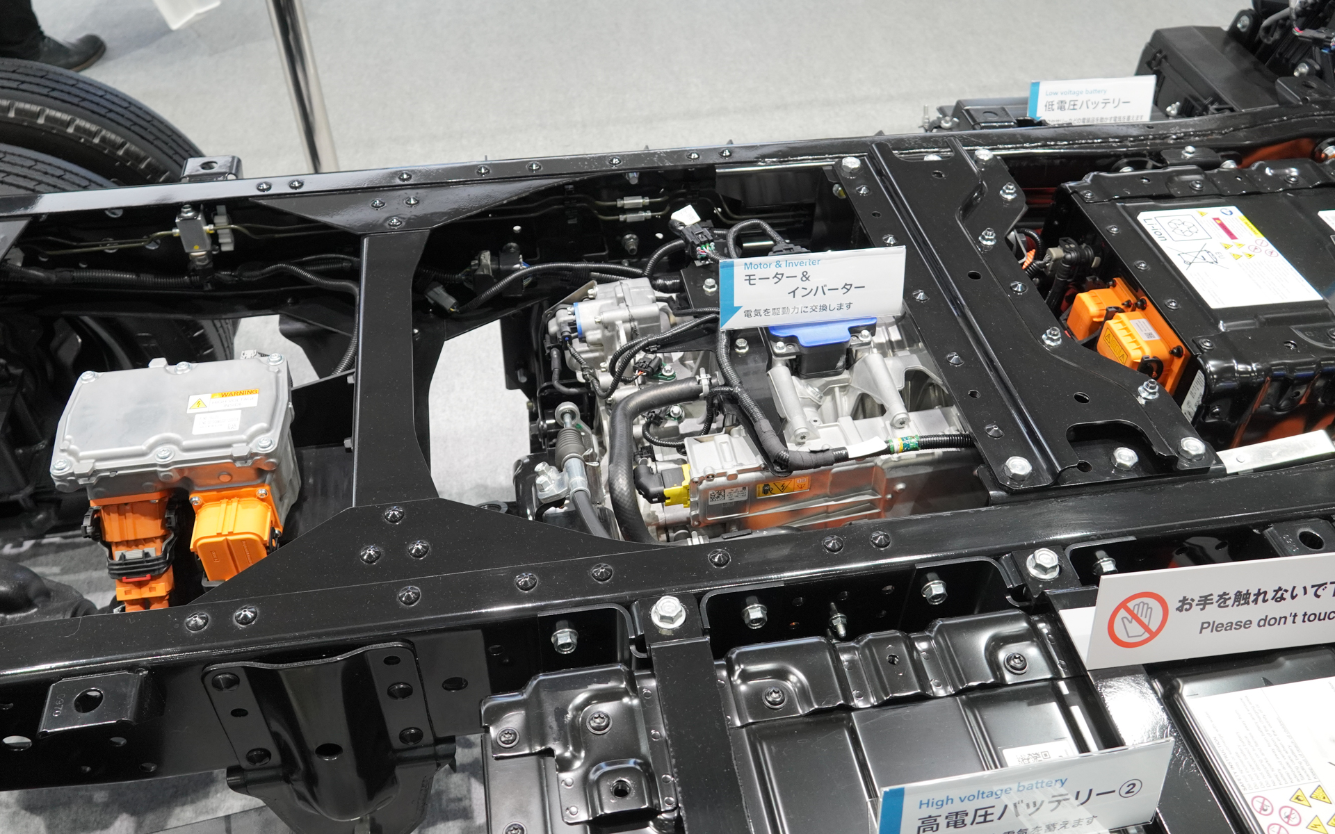 走行用モーターはミッドにマウント