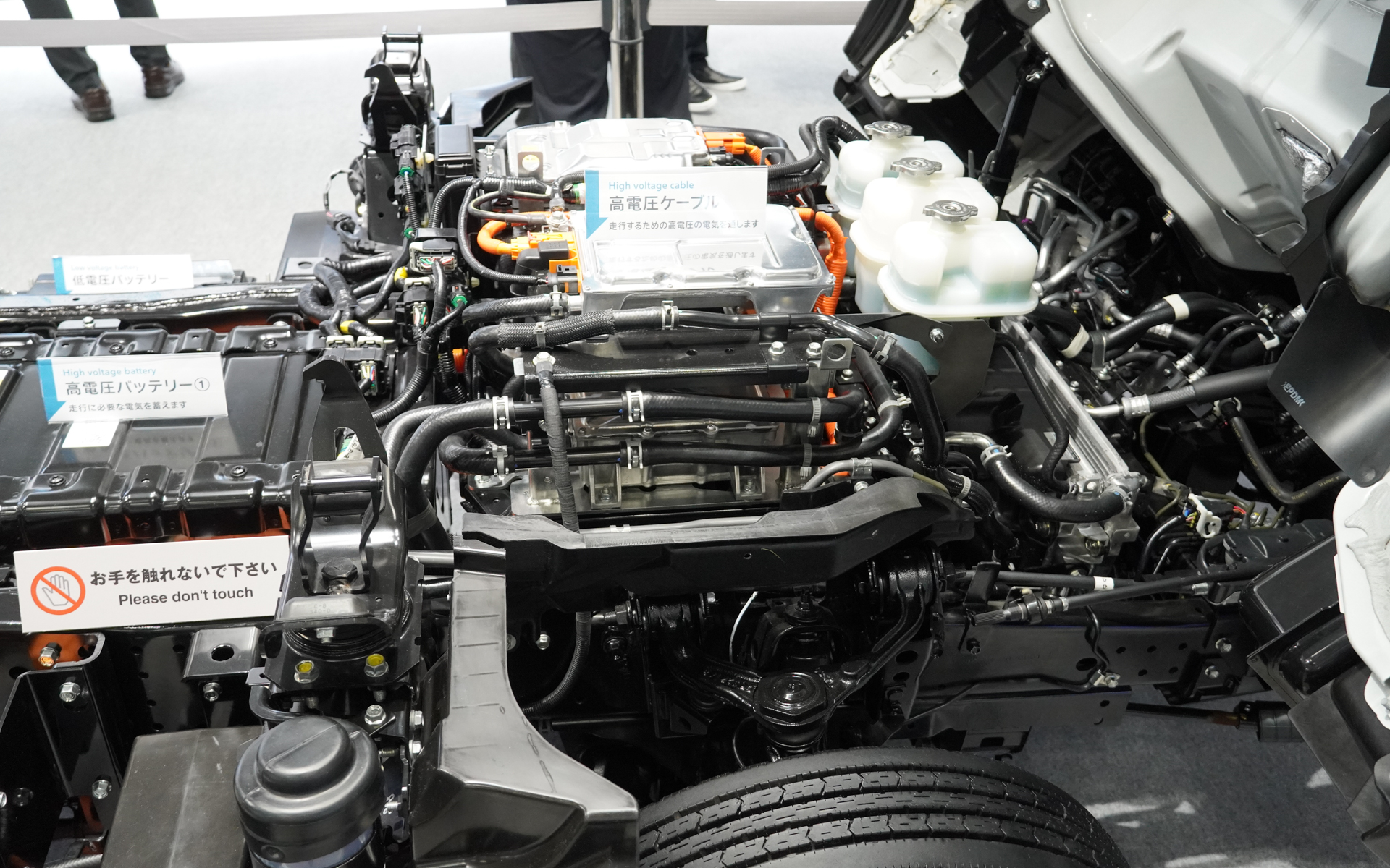 キャブ下は補機類