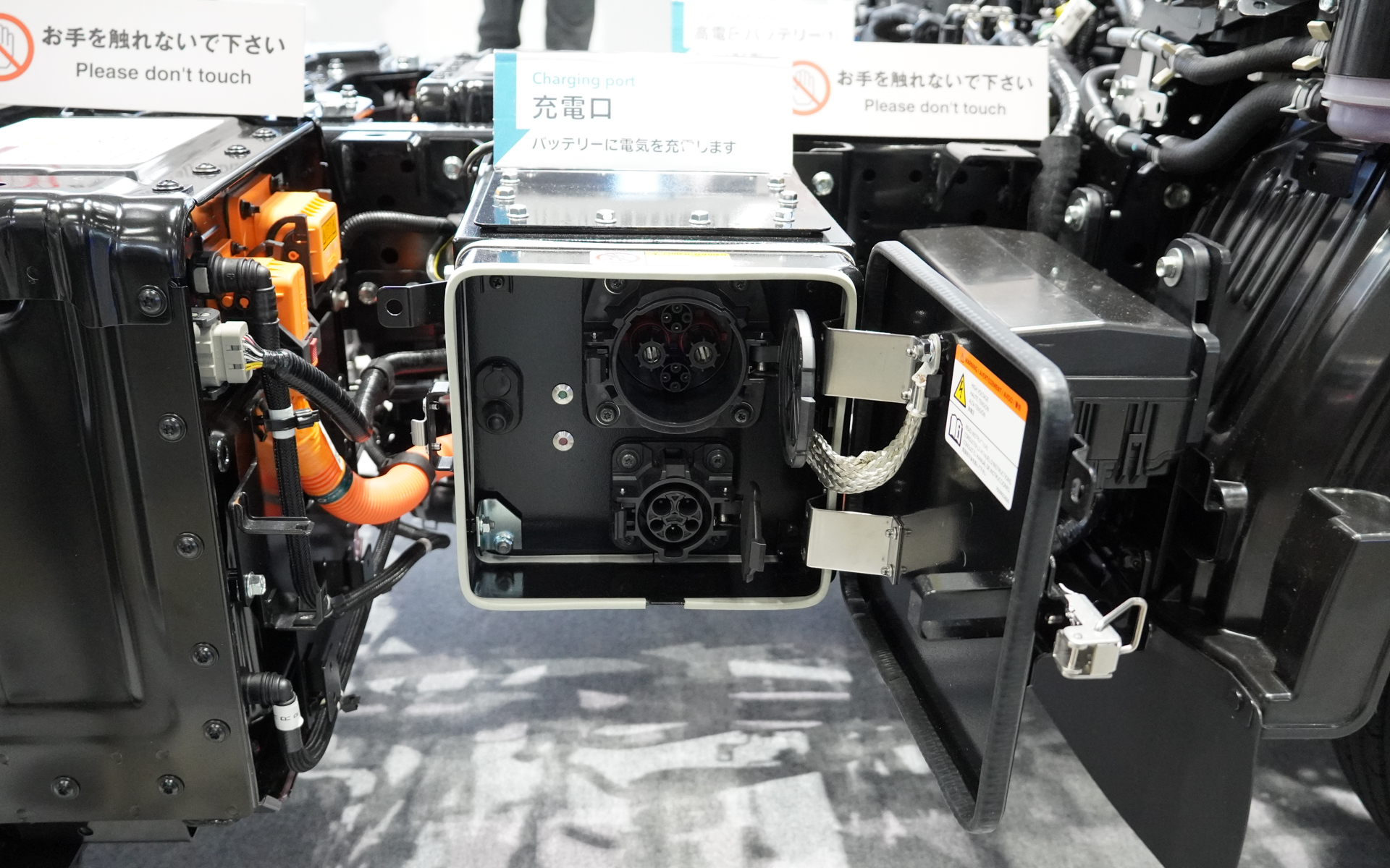 充電ソケットは右側面にある