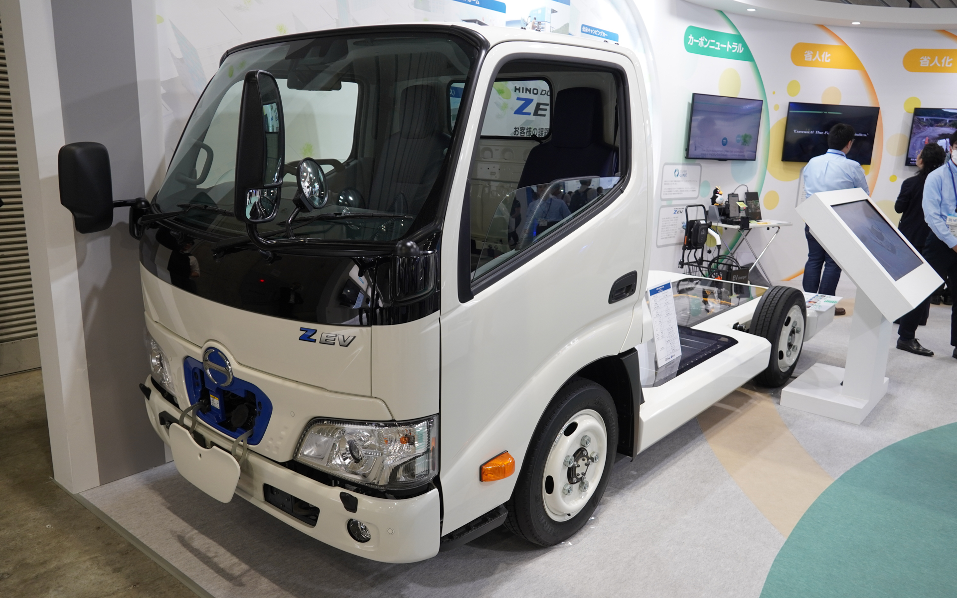 日野自動車が「人とくるまのテクノロジー展2024 YOKOHAMA」で展示している「デュトロ Z EV」