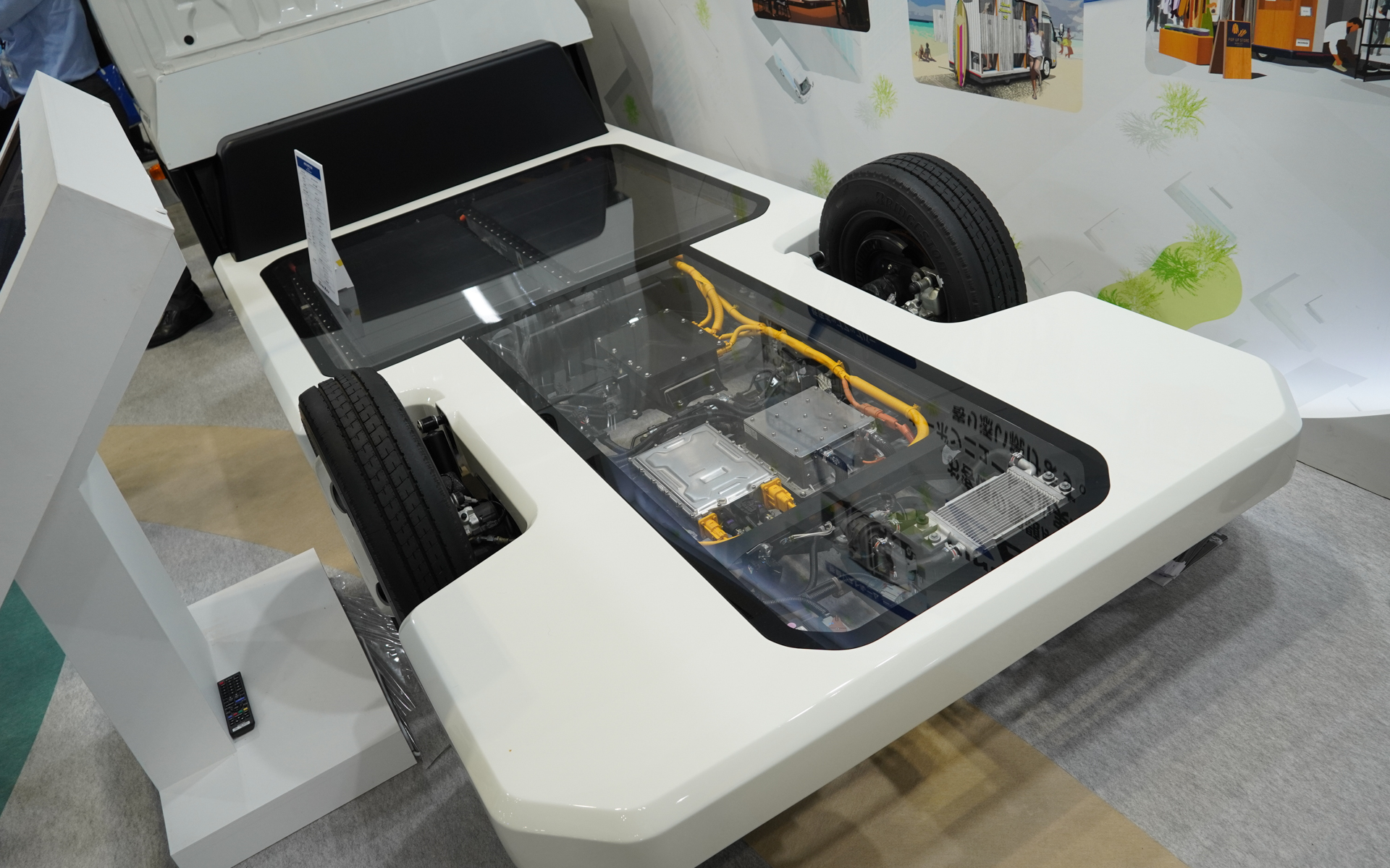 超低床のボディ。内部のバッテリやモーターが見える