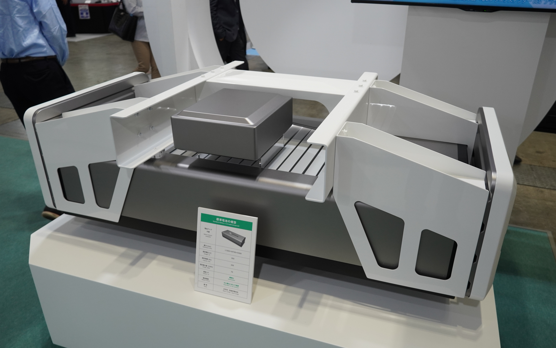 初公開となる「日野標準電池パックイメージモデル」