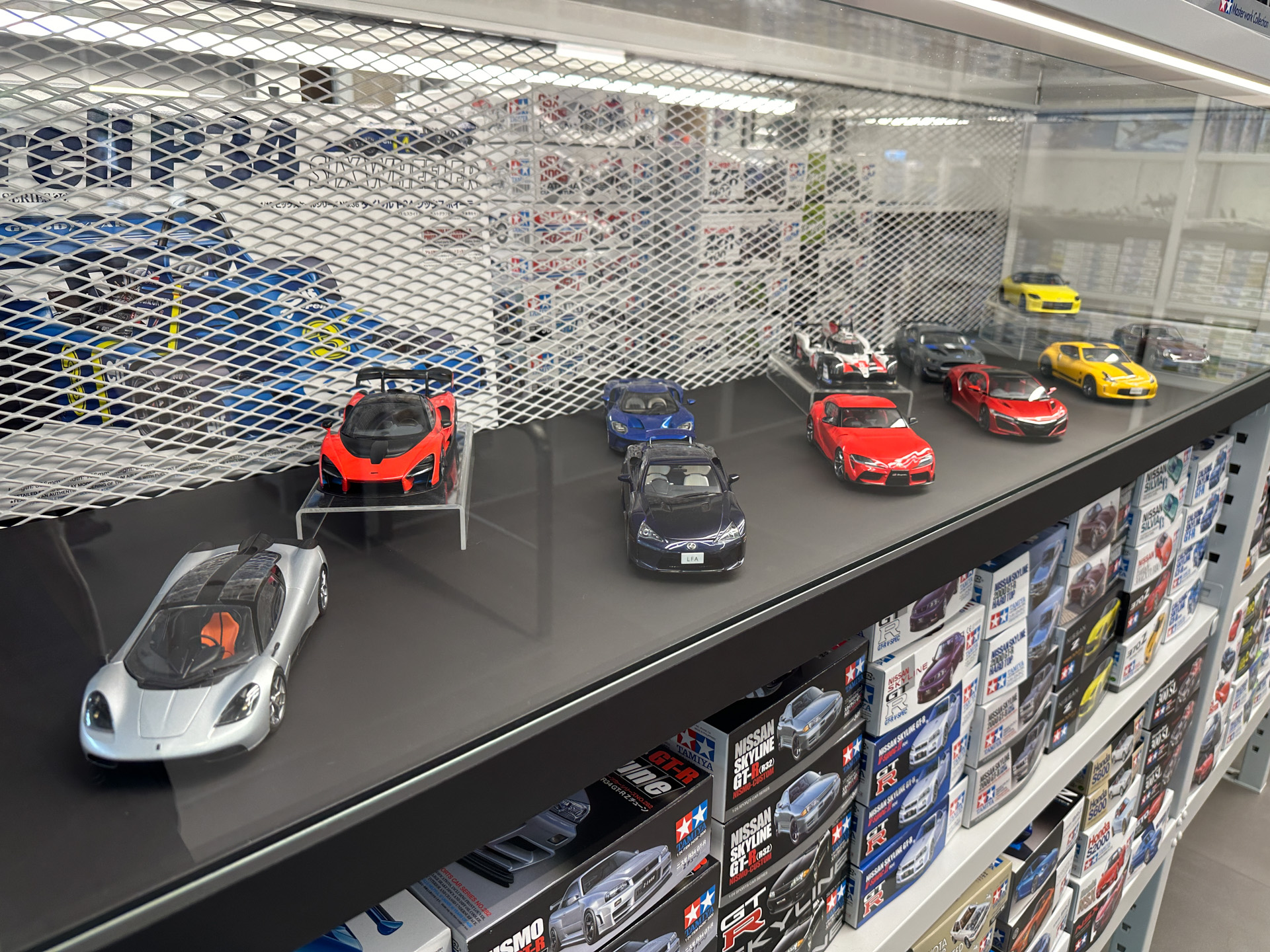 タミヤ製品がズラリと並ぶ店舗のようす