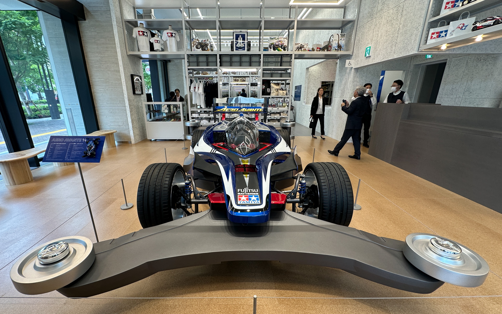 実車版ミニ四駆「ミニ四駆 エアロ アバンテ」が店内に展示される