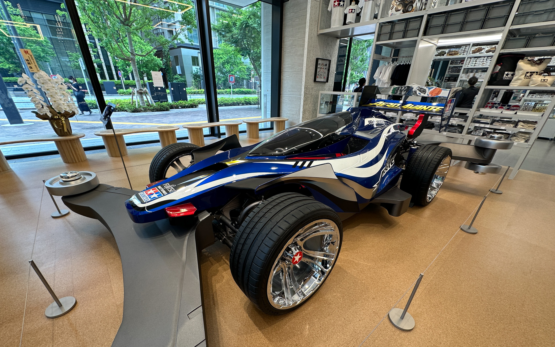 実車版ミニ四駆「ミニ四駆 エアロ アバンテ」が店内に展示される