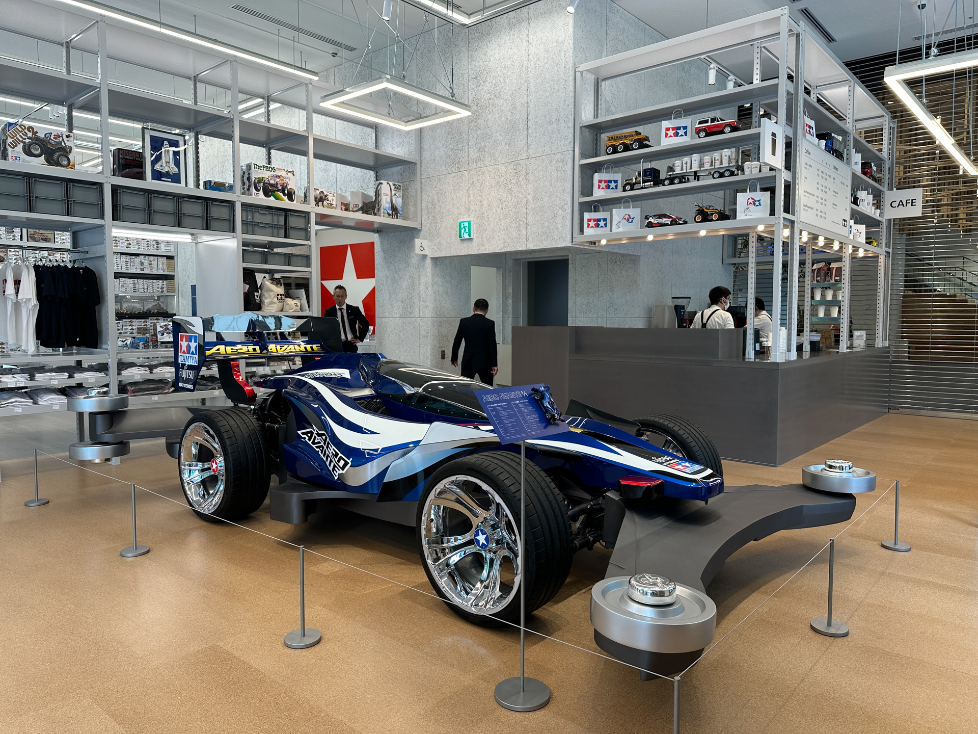 実車版ミニ四駆「ミニ四駆 エアロ アバンテ」が店内に展示される