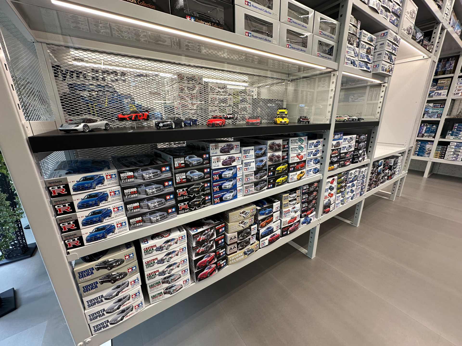 タミヤ製品がズラリと並ぶ店舗のようす