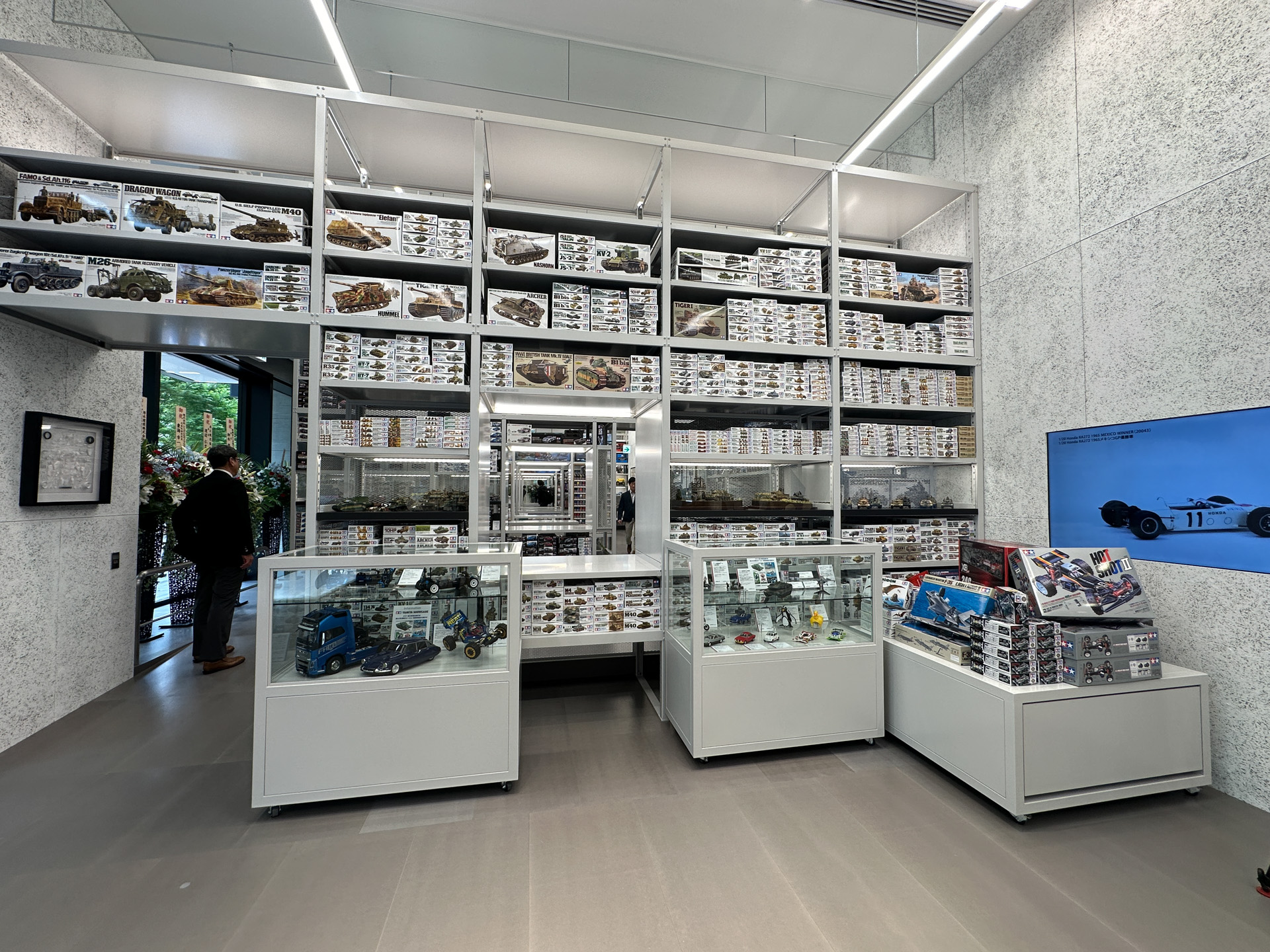 タミヤ製品がズラリと並ぶ店舗のようす