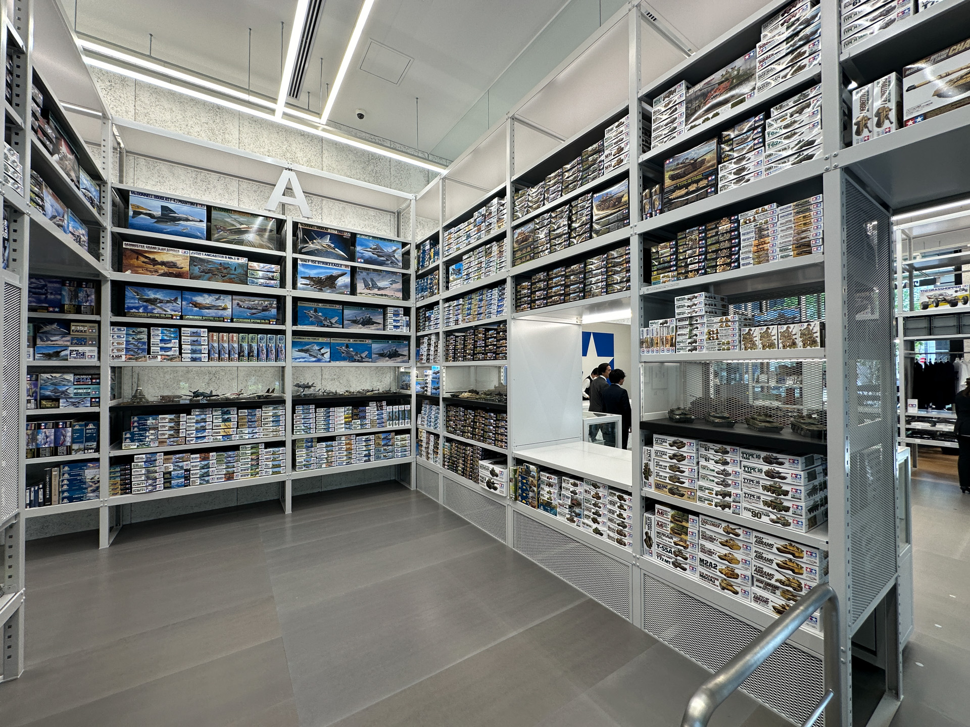 タミヤ製品がズラリと並ぶ店舗のようす