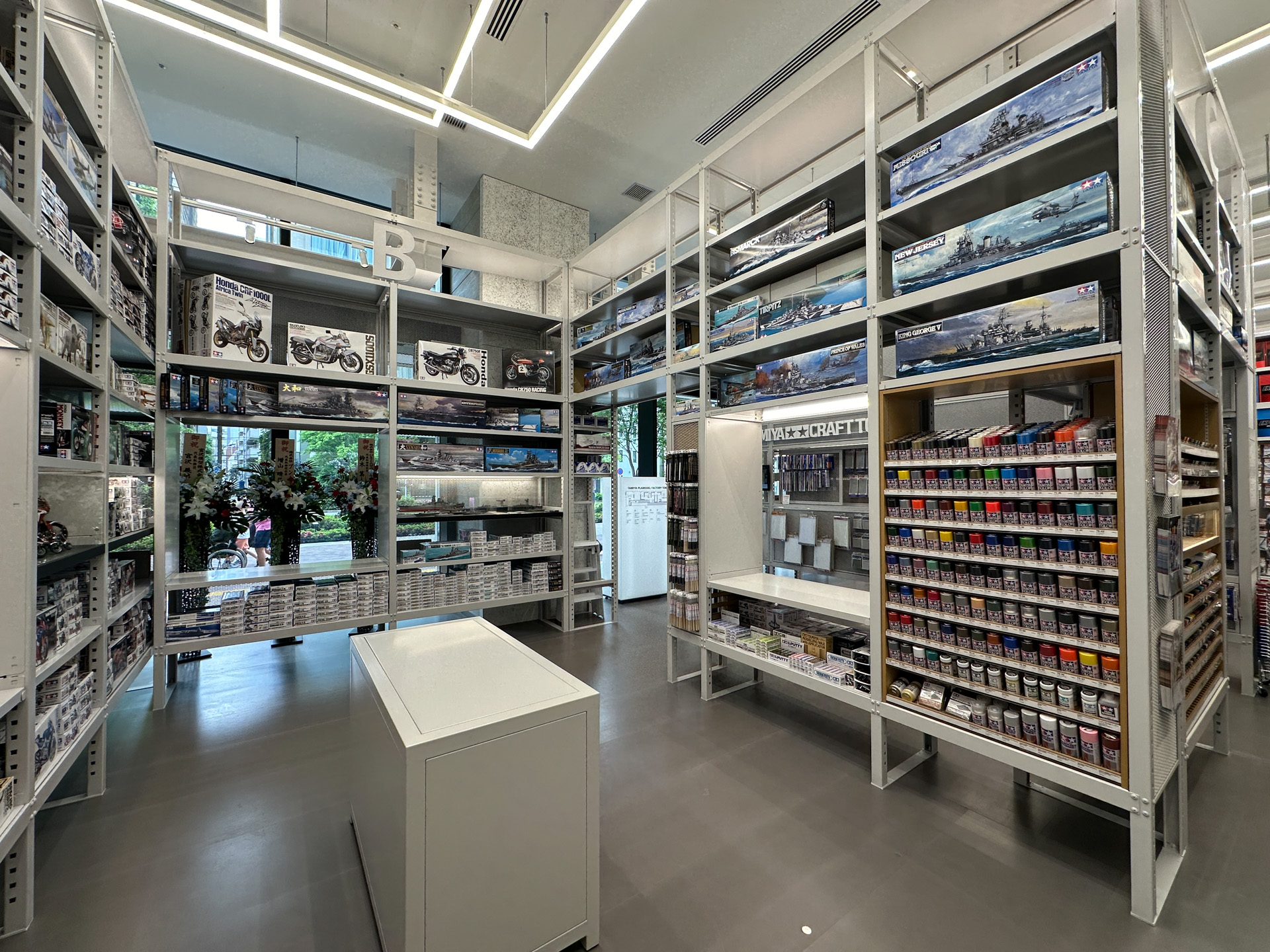 タミヤ製品がズラリと並ぶ店舗のようす