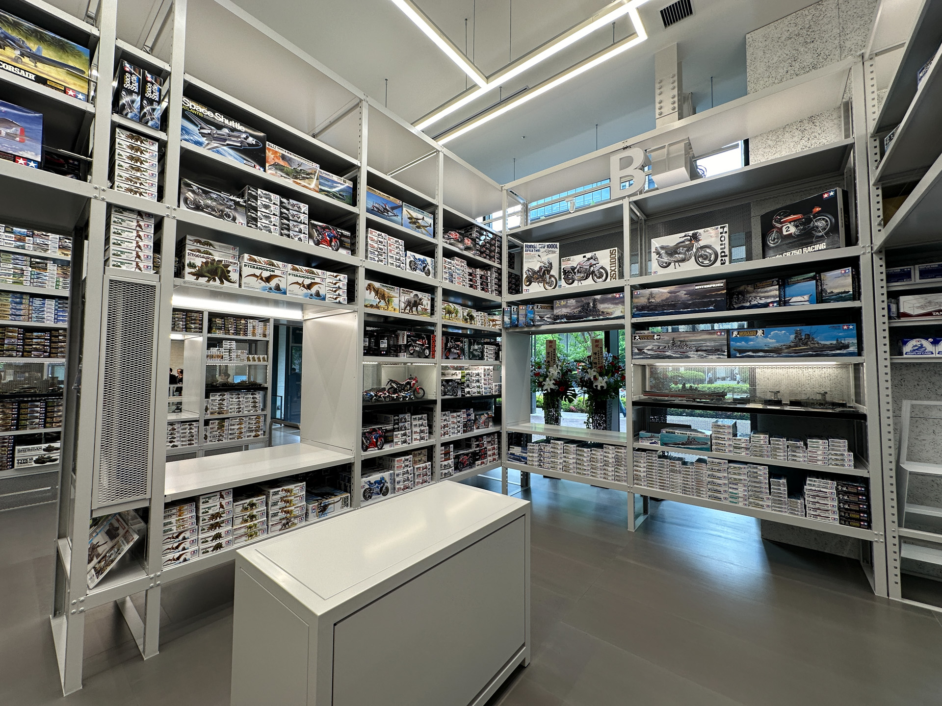 タミヤ製品がズラリと並ぶ店舗のようす