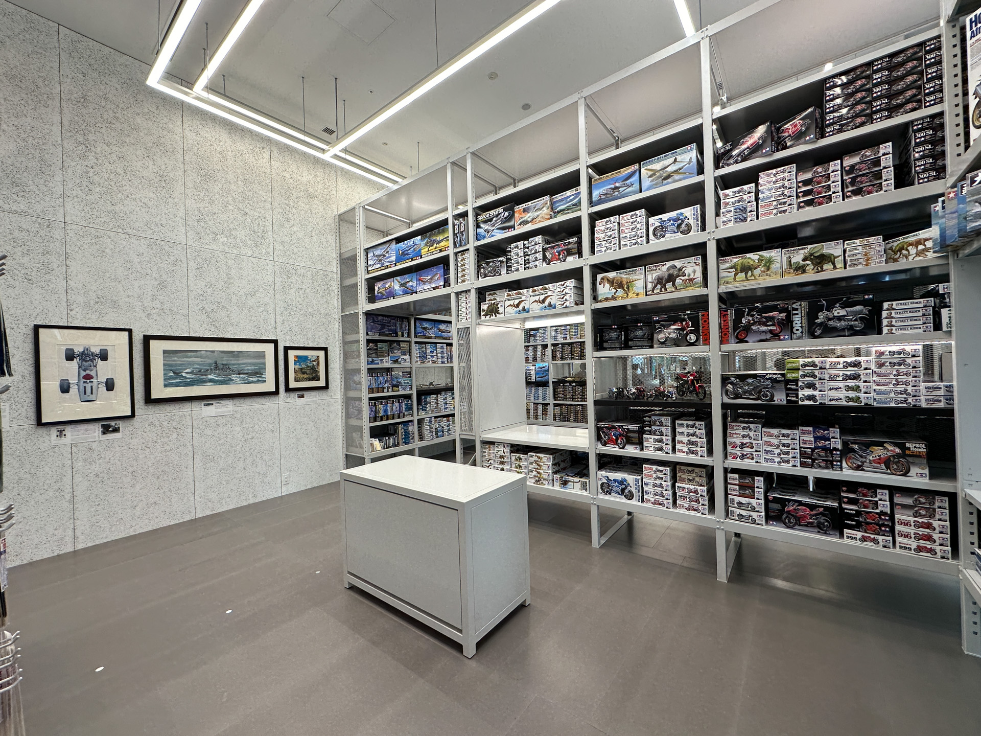 タミヤ製品がズラリと並ぶ店舗のようす