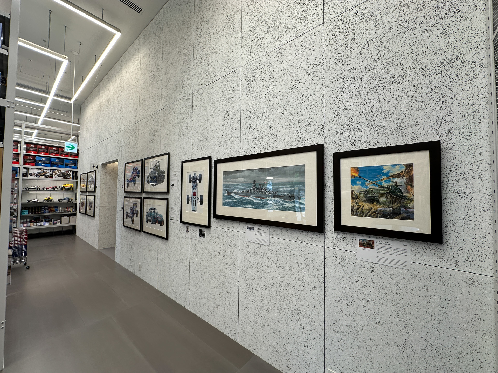 タミヤ製品がズラリと並ぶ店舗のようす