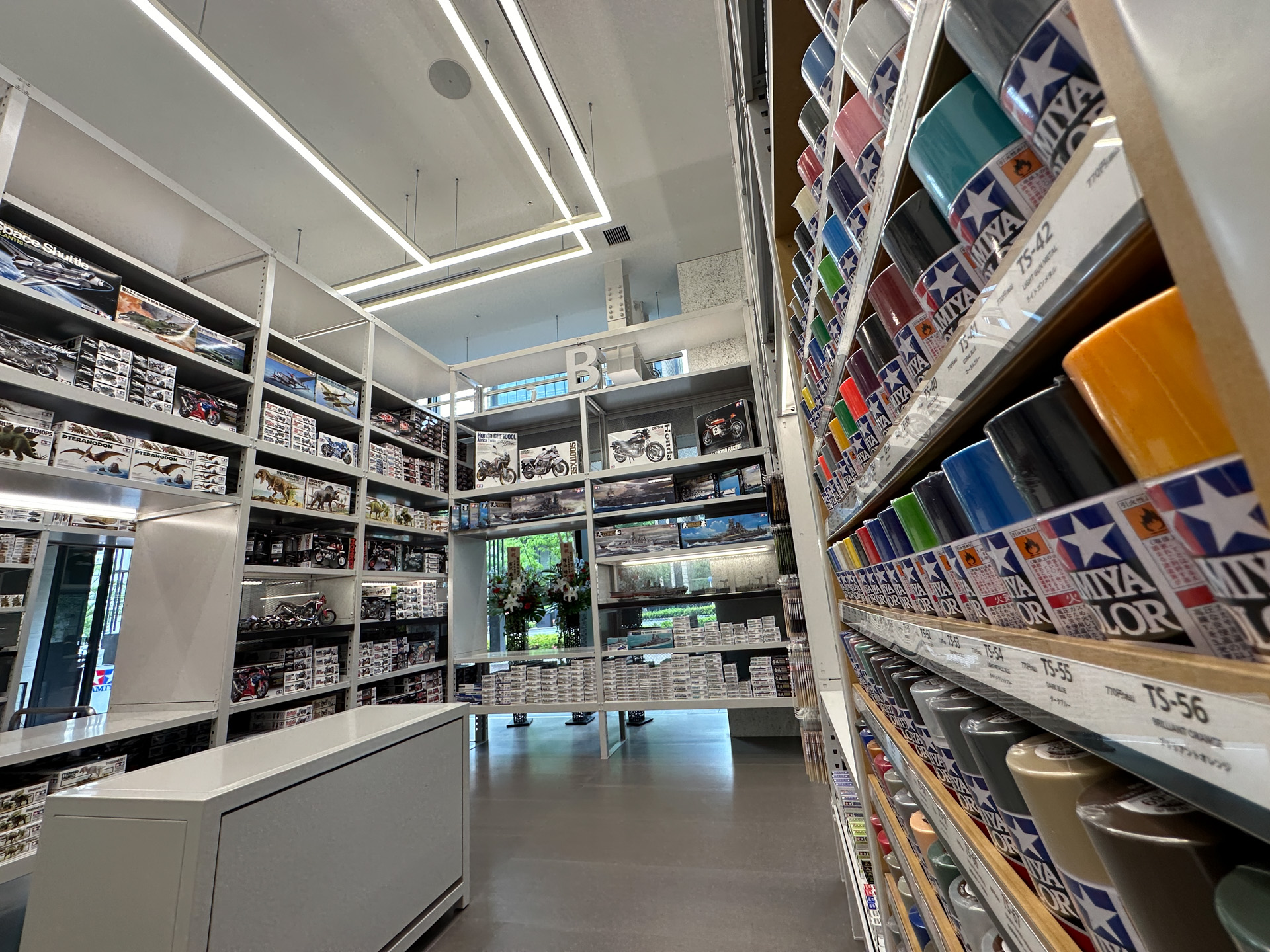タミヤ製品がズラリと並ぶ店舗のようす