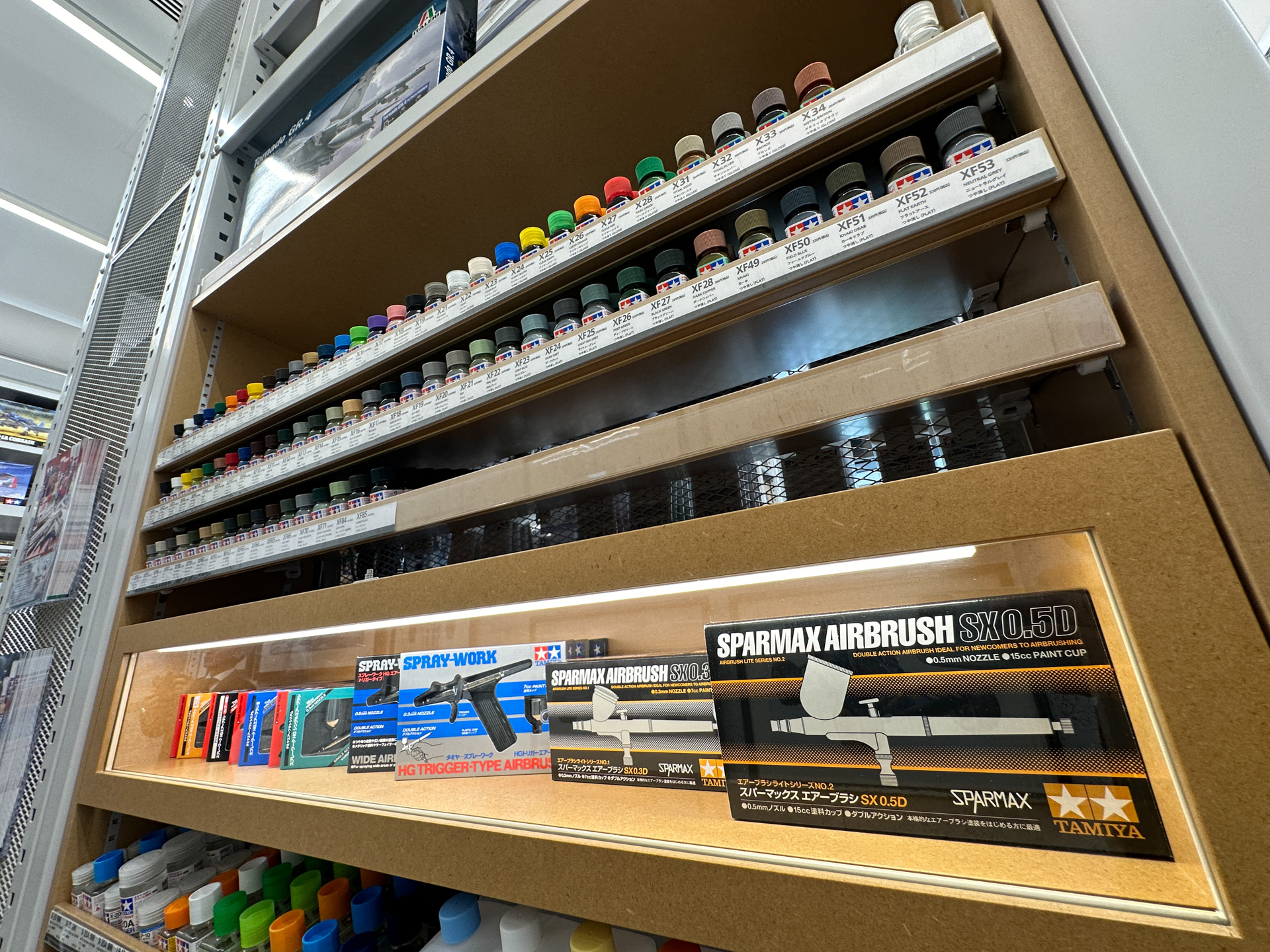 タミヤ製品がズラリと並ぶ店舗のようす