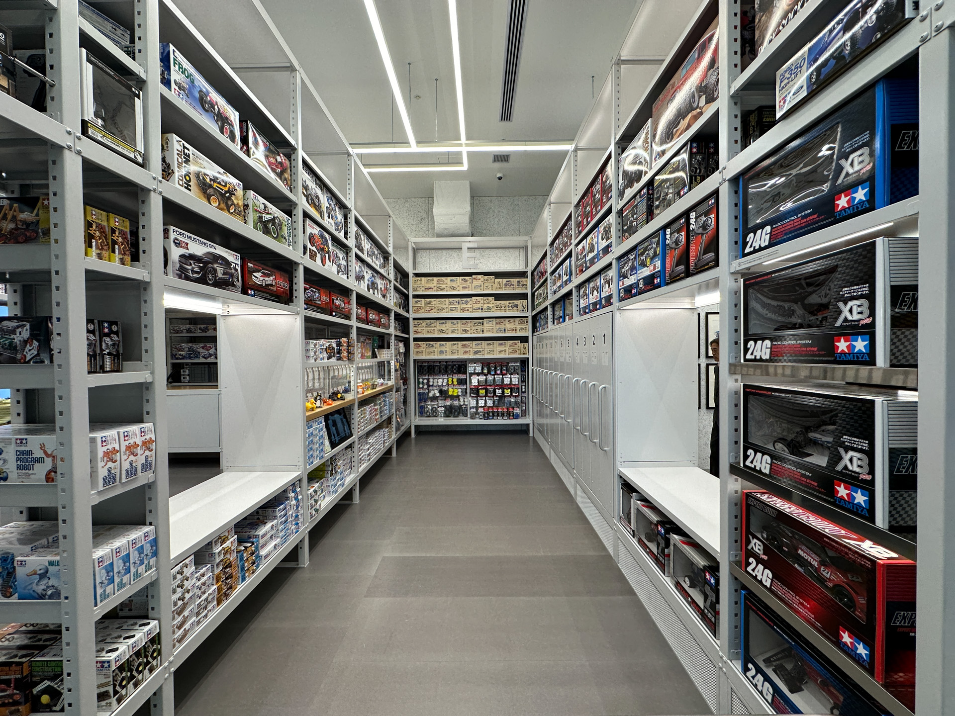 タミヤ製品がズラリと並ぶ店舗のようす
