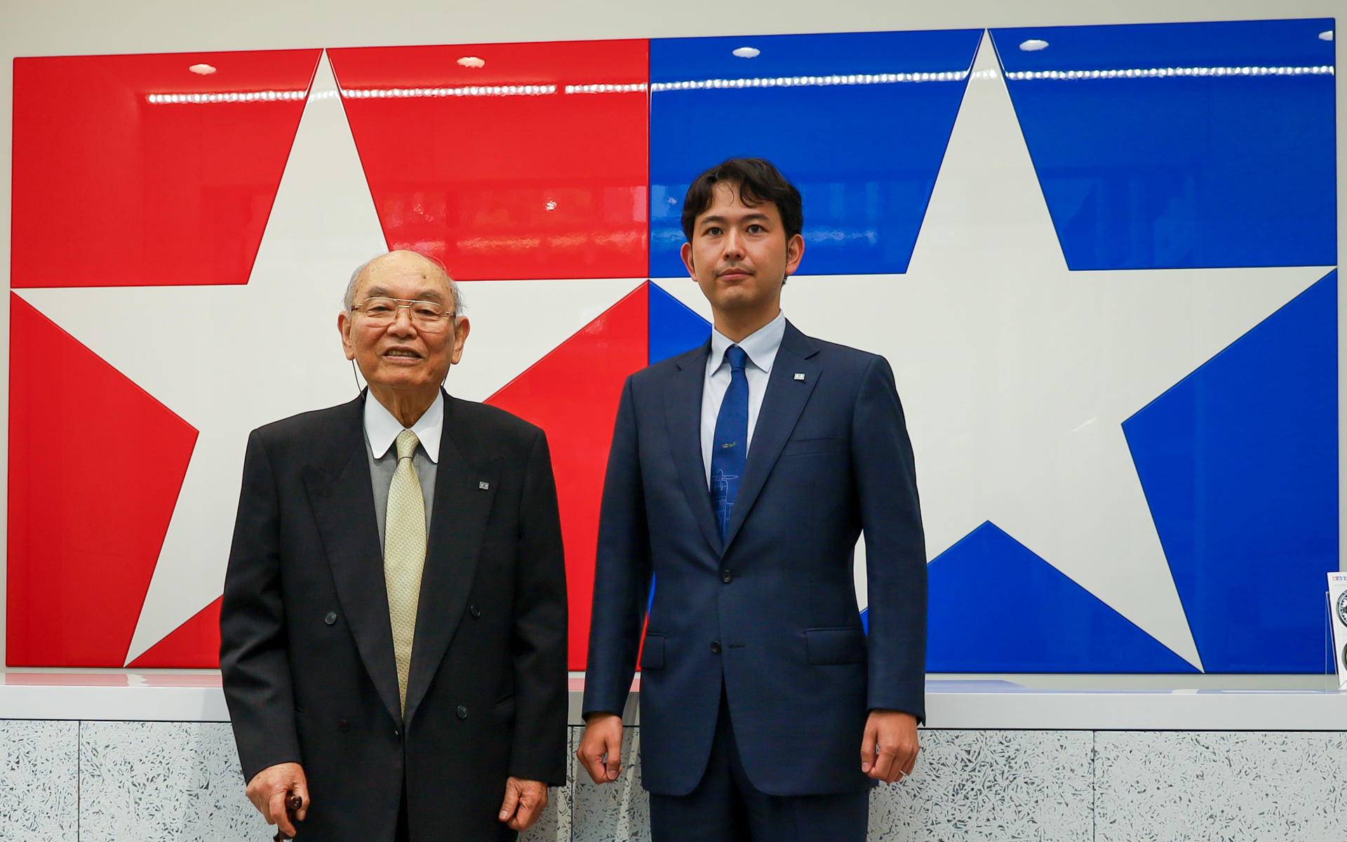 タミヤ代表取締役会長 兼 代表取締役社長の田宮俊作氏（左）と専務取締役の田宮信央氏（右）