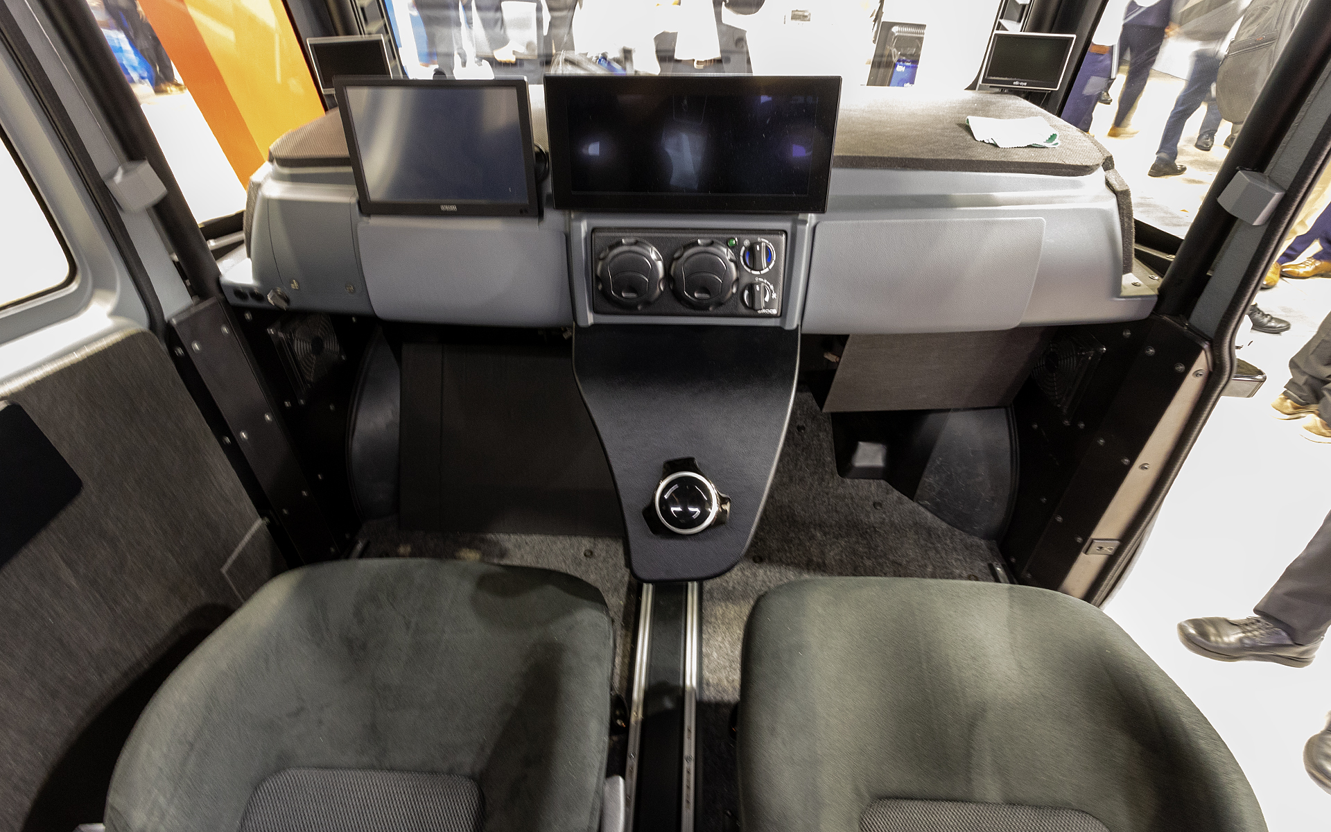 インホイールEVの車内。運転席にステアリングがない！