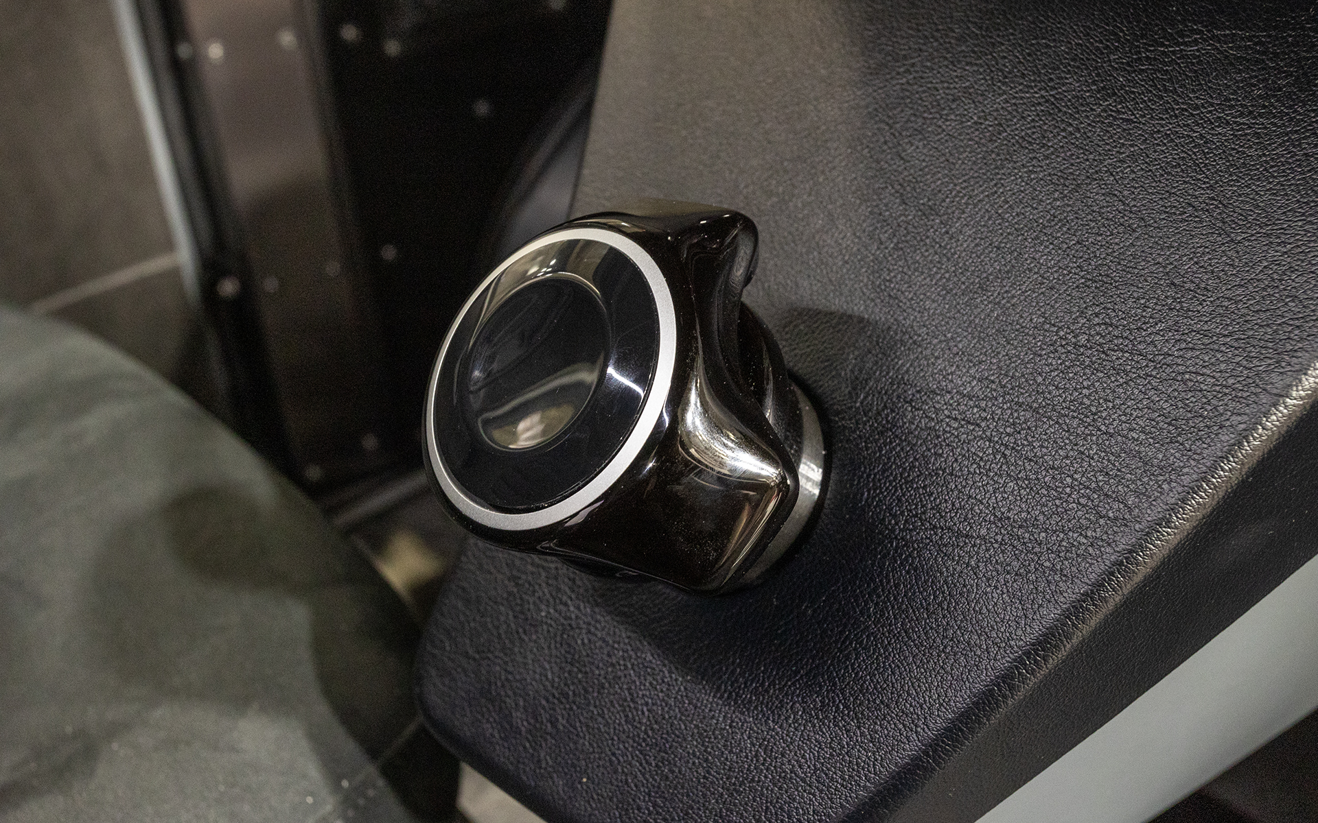 ノブのような形状のコントローラーをひねって操舵する