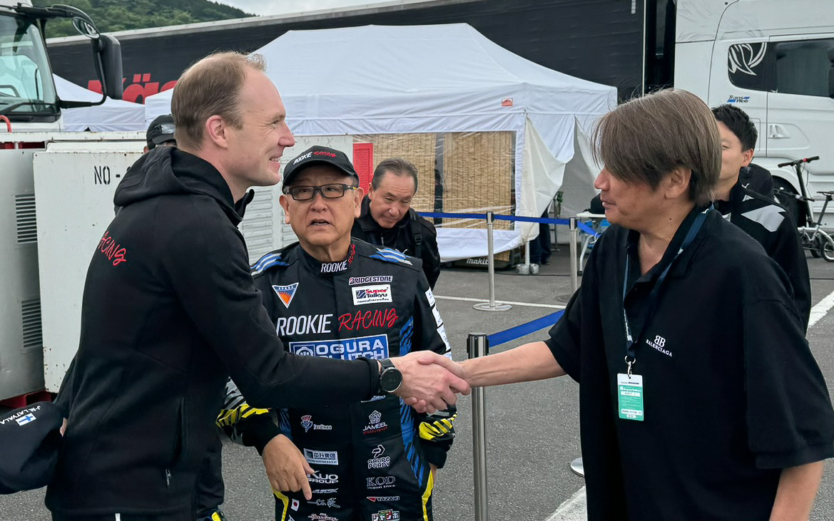 チームメイトとなるラトバラ代表、豊田会長へのあいさつに訪れた近藤会長。この後、レーシングスーツに着替えた