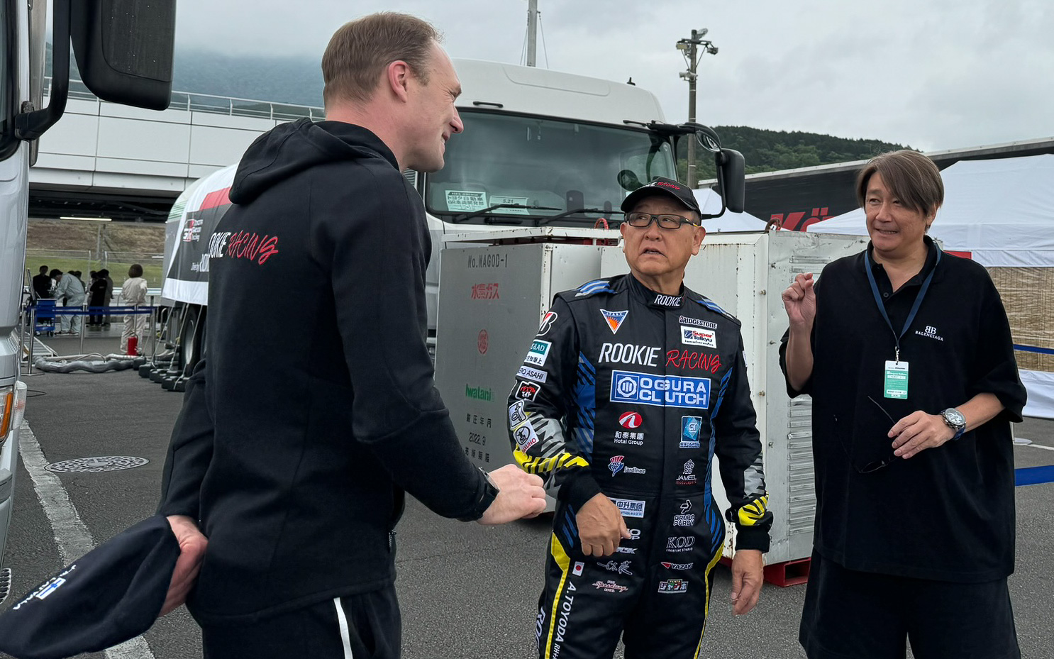 タイム差はこのくらいと近藤真彦JRP会長（右）、トップクラスのドライビング技術を持ちながら「あなはたプロ」と発言する豊田章男会長（中）、とってもいい人として世界的に知られるヤリ=マティ・ラトバラ代表（左）