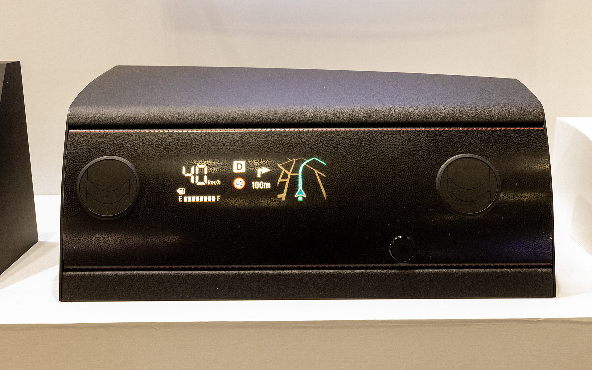 ダッシュボードなど、これまでメーター表示がなかった部分に情報を表示させる技術。表面のシボはプリントで再現しているので内装との違和感が少ない。助手席用のエンタメとしてすぐにでも実用化されそうだ