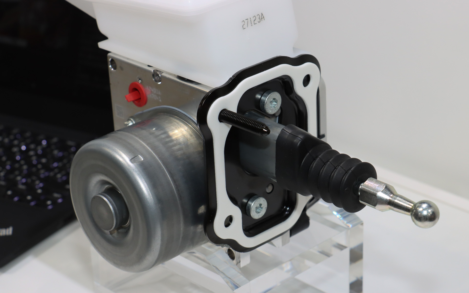 右側に出ている金属製のバーの先に、ブレーキペダルとリンクする「シミュレーター」が入っている