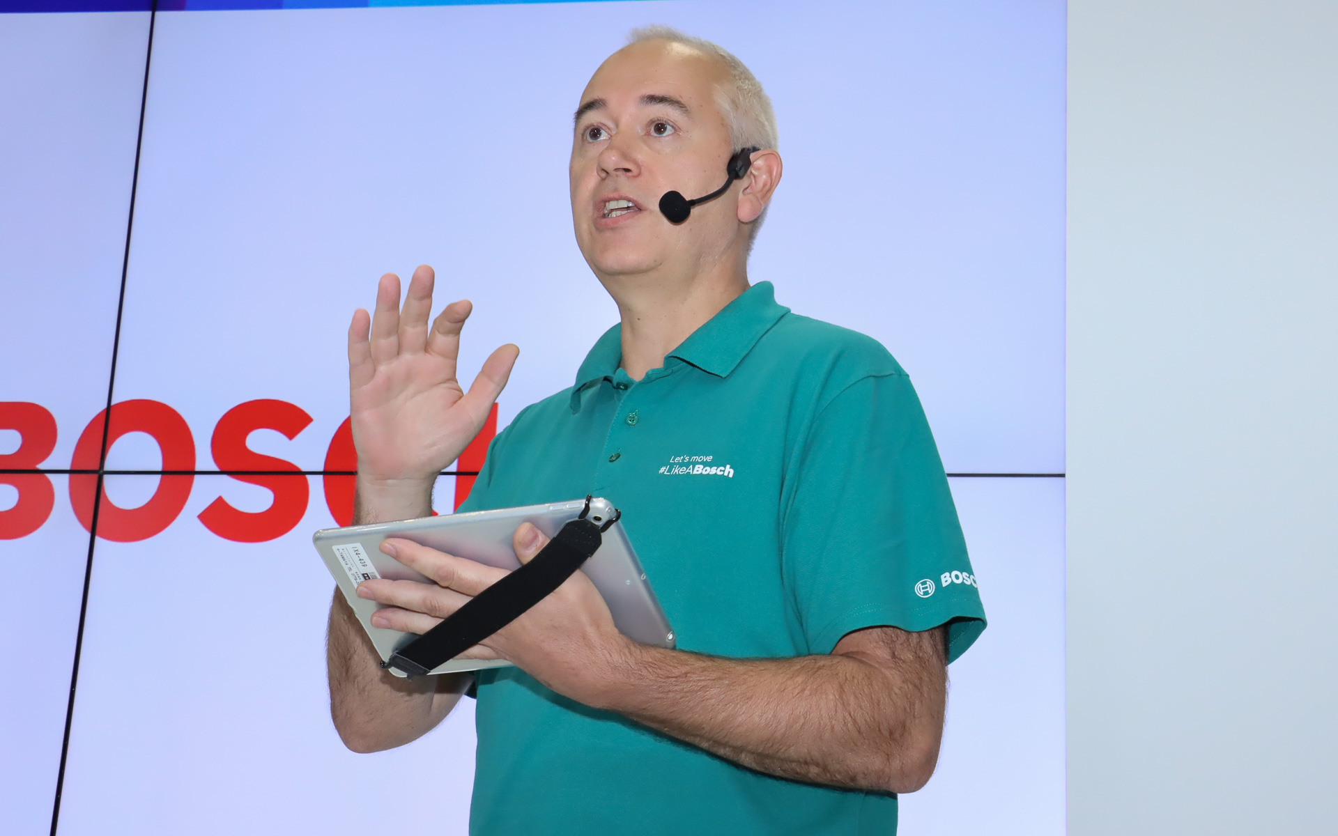 マイクロソフトとの提携の意義について説明するメッカー副社長