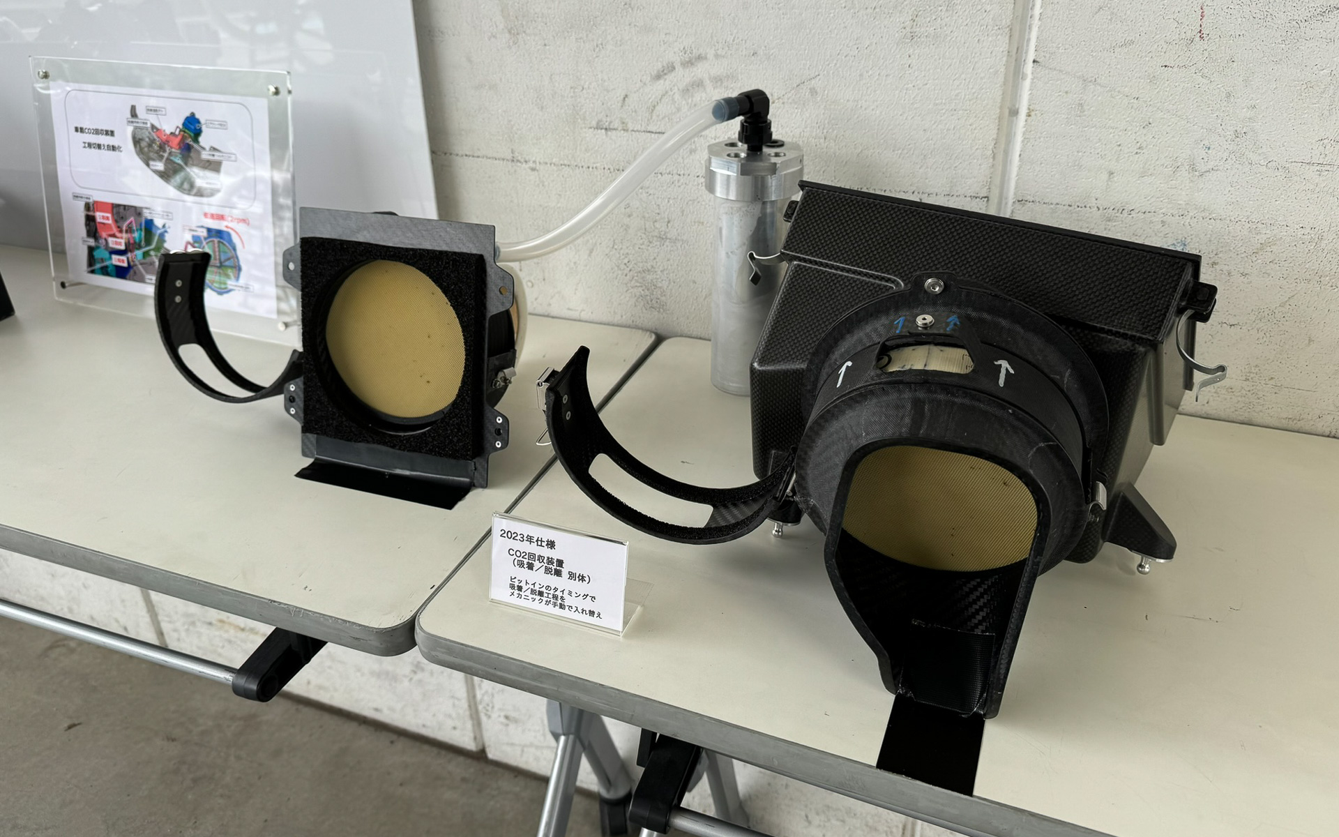 2023年のCO2吸着ユニット（右）と分離・回収ユニット（左）
