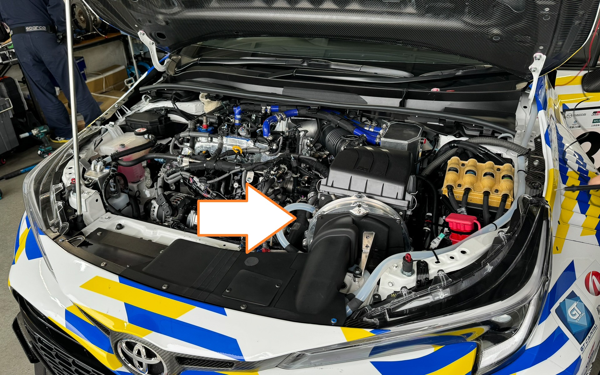 CO2吸着・分離・回収が自動化された車載CO2回収装置を搭載する液体水素カローラ。矢印の横に見えるのがCO2吸着・回収を自動化した車載CO2回収装置