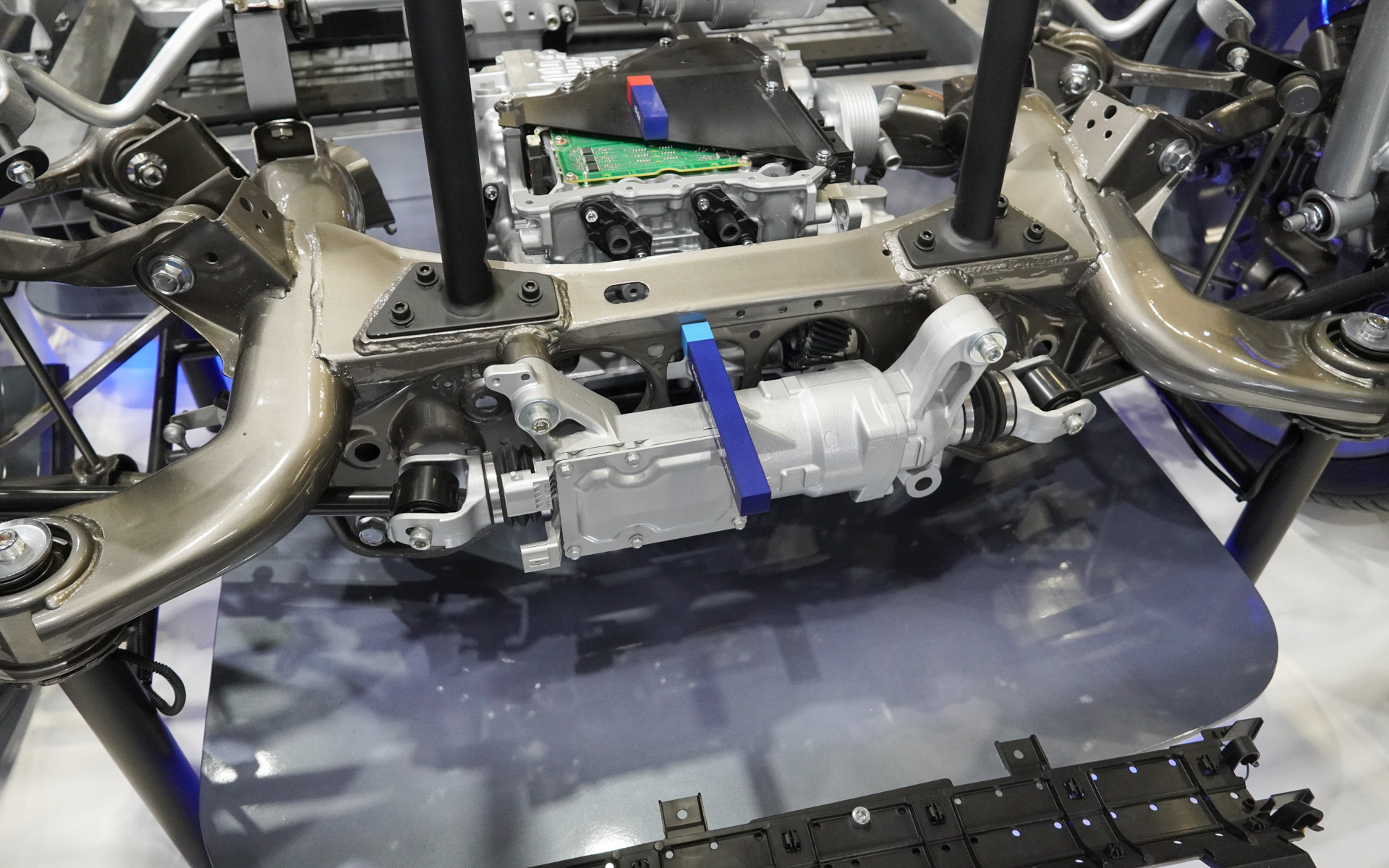 後輪を操舵する「アクティブリアステアリング」は、車輪の後ろ側にタイロッドのある後引きで装着している