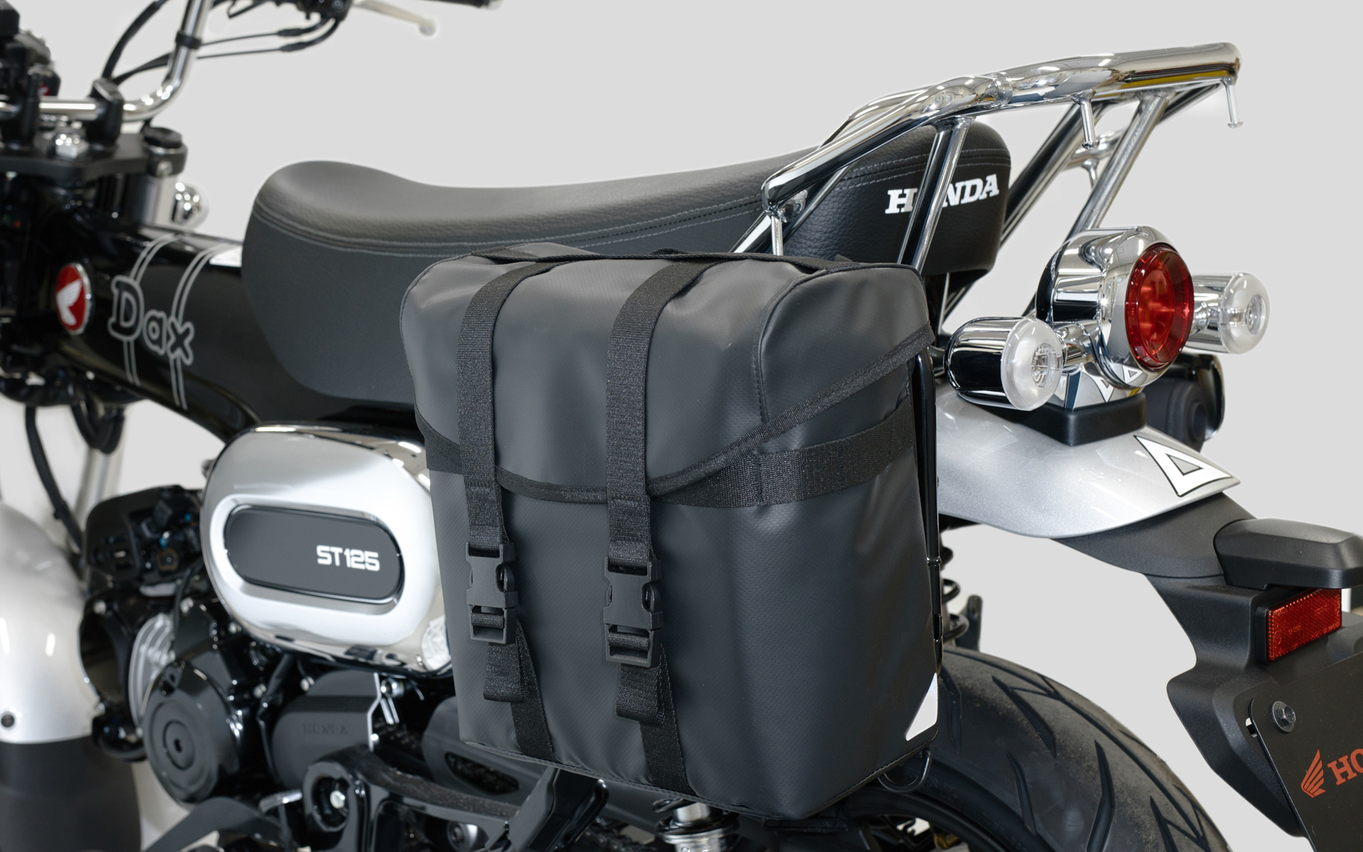 サドルバッグ（左側）