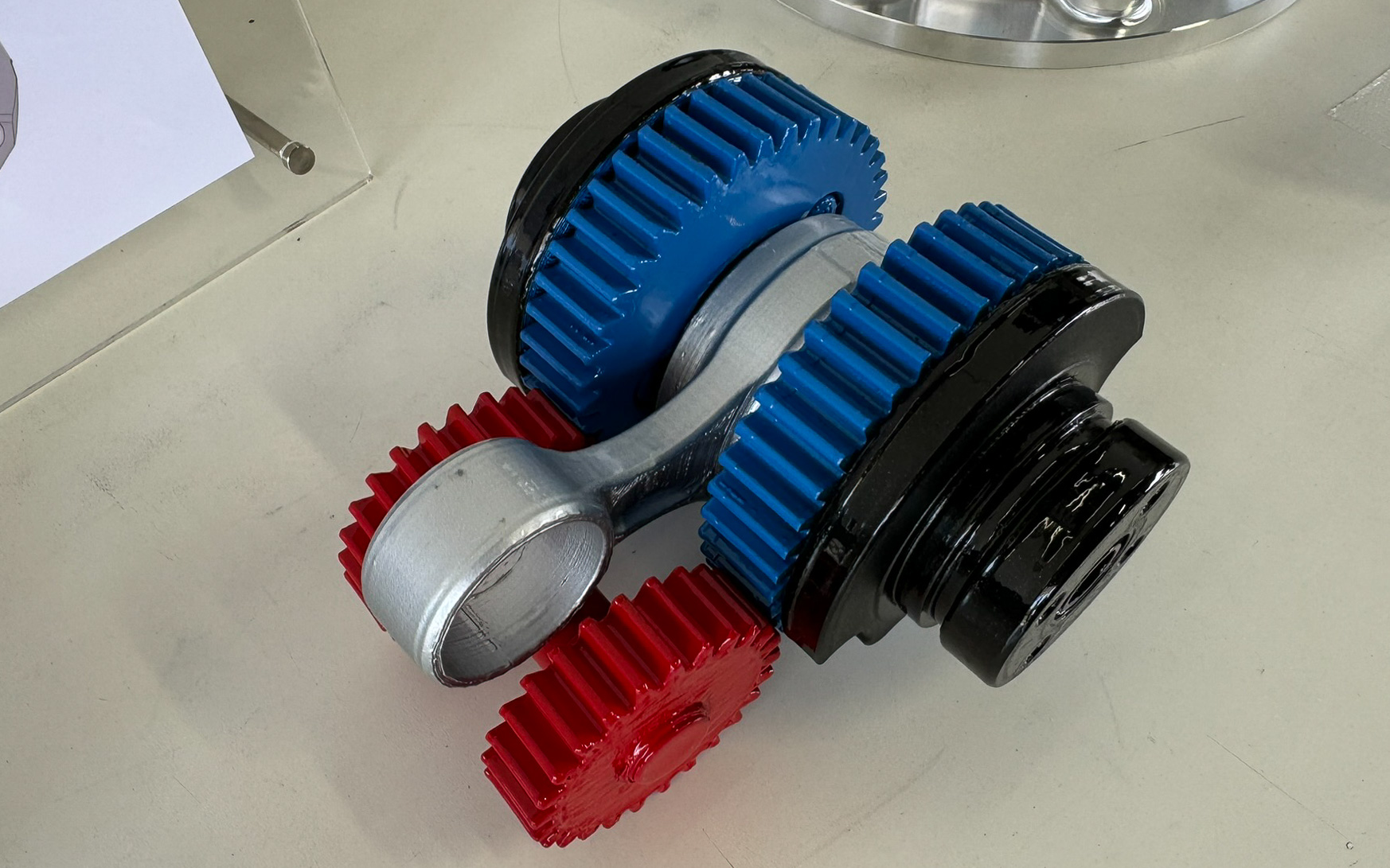 液体水素カローラの水素燃料ポンプに採用されたデュアルドライブ。右の青いギヤから入ったトルクが、赤いギヤを経由して奥の青いギヤに伝達される