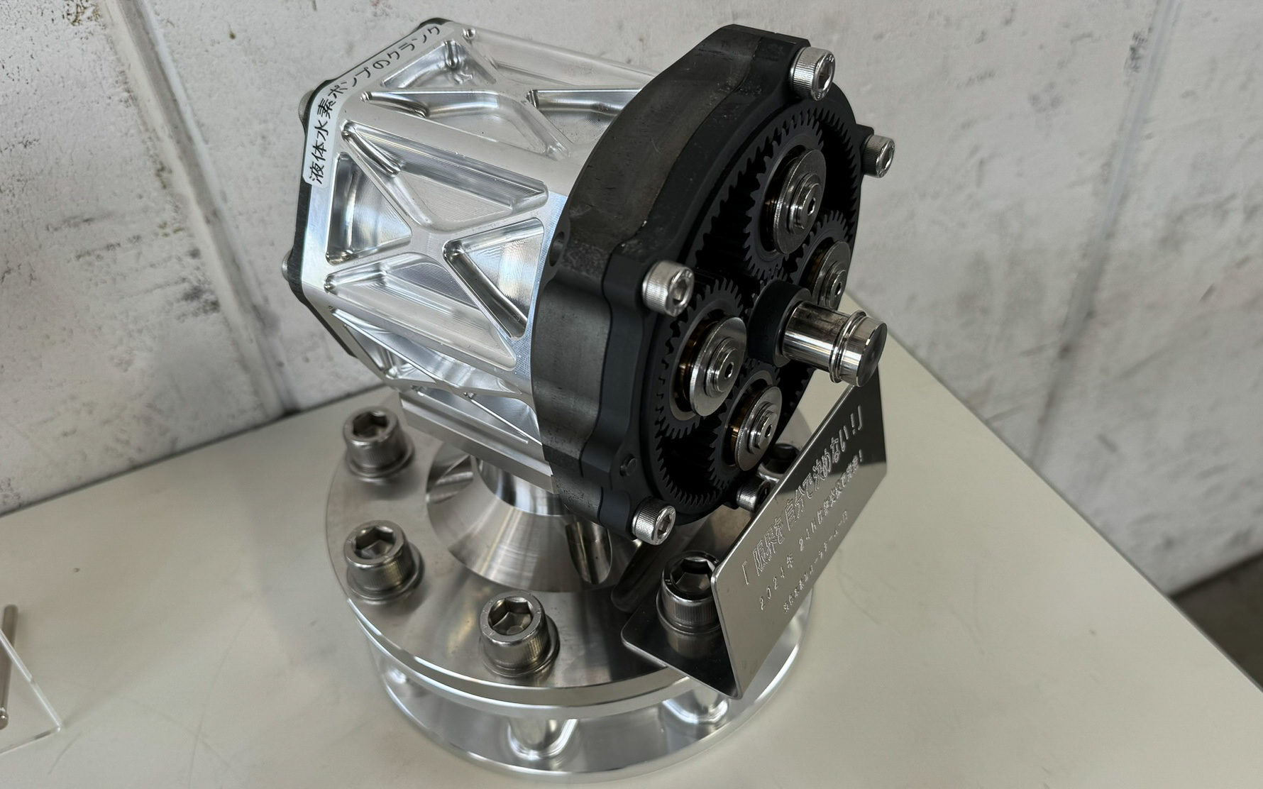 2023年シーズンのポンプ。一体型かつ超コンパクトに仕上がっている