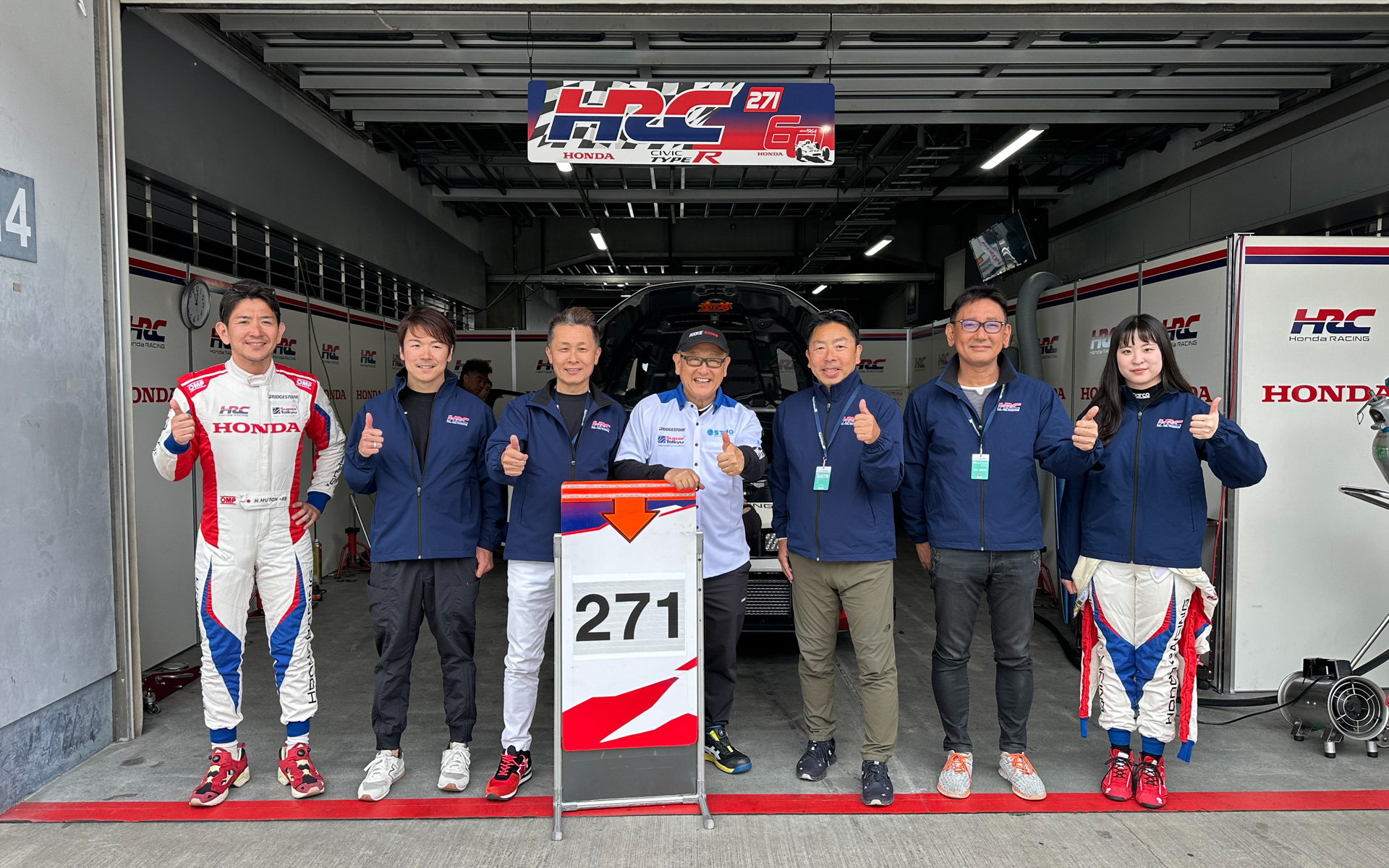 HRCのピットにはモリゾウ選手もやってきて記念撮影