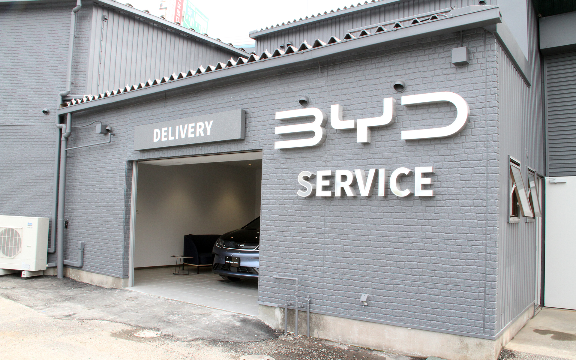 白を基調にしたショールームとともに専用のサービス工場を併設