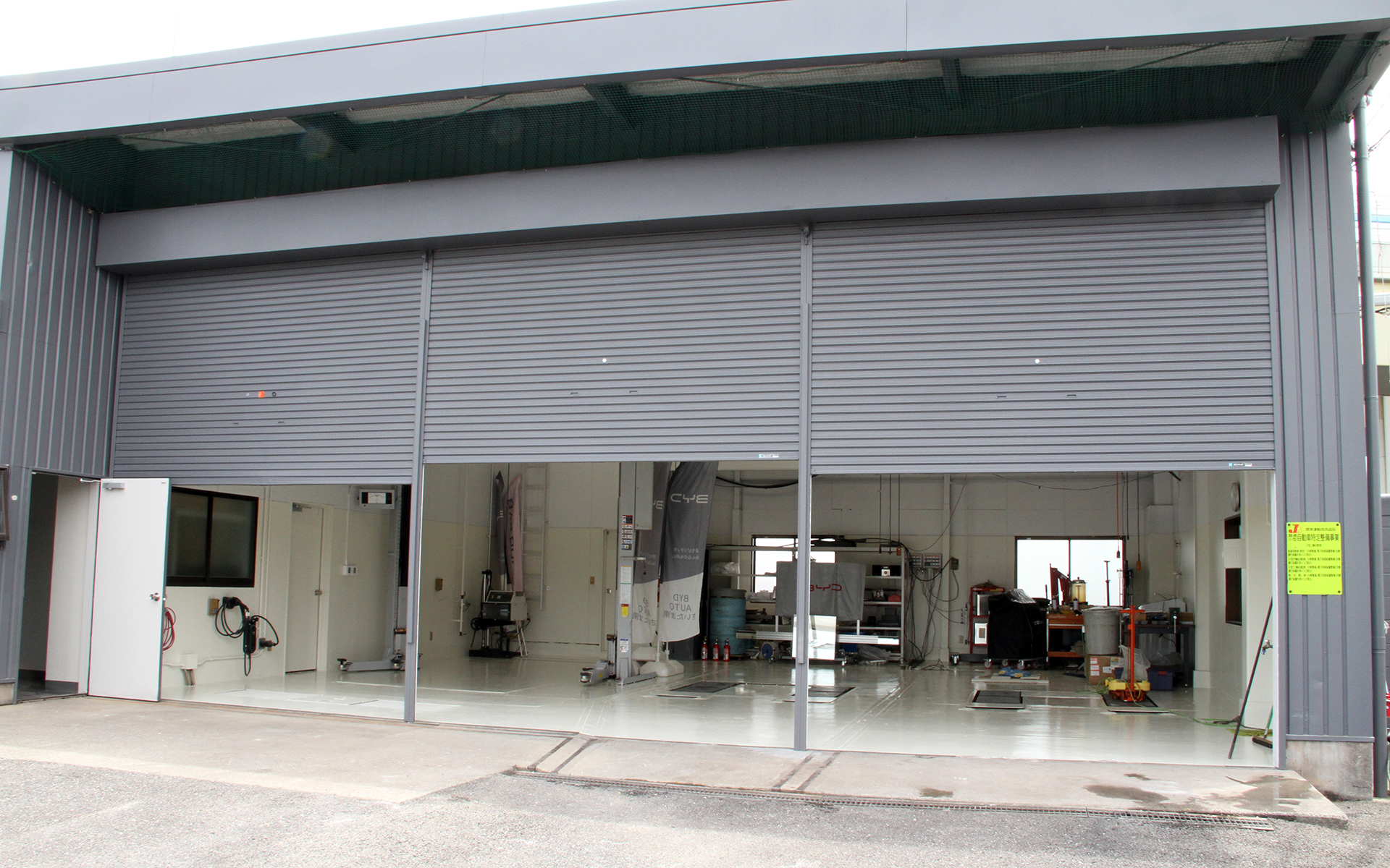白を基調にしたショールームとともに専用のサービス工場を併設