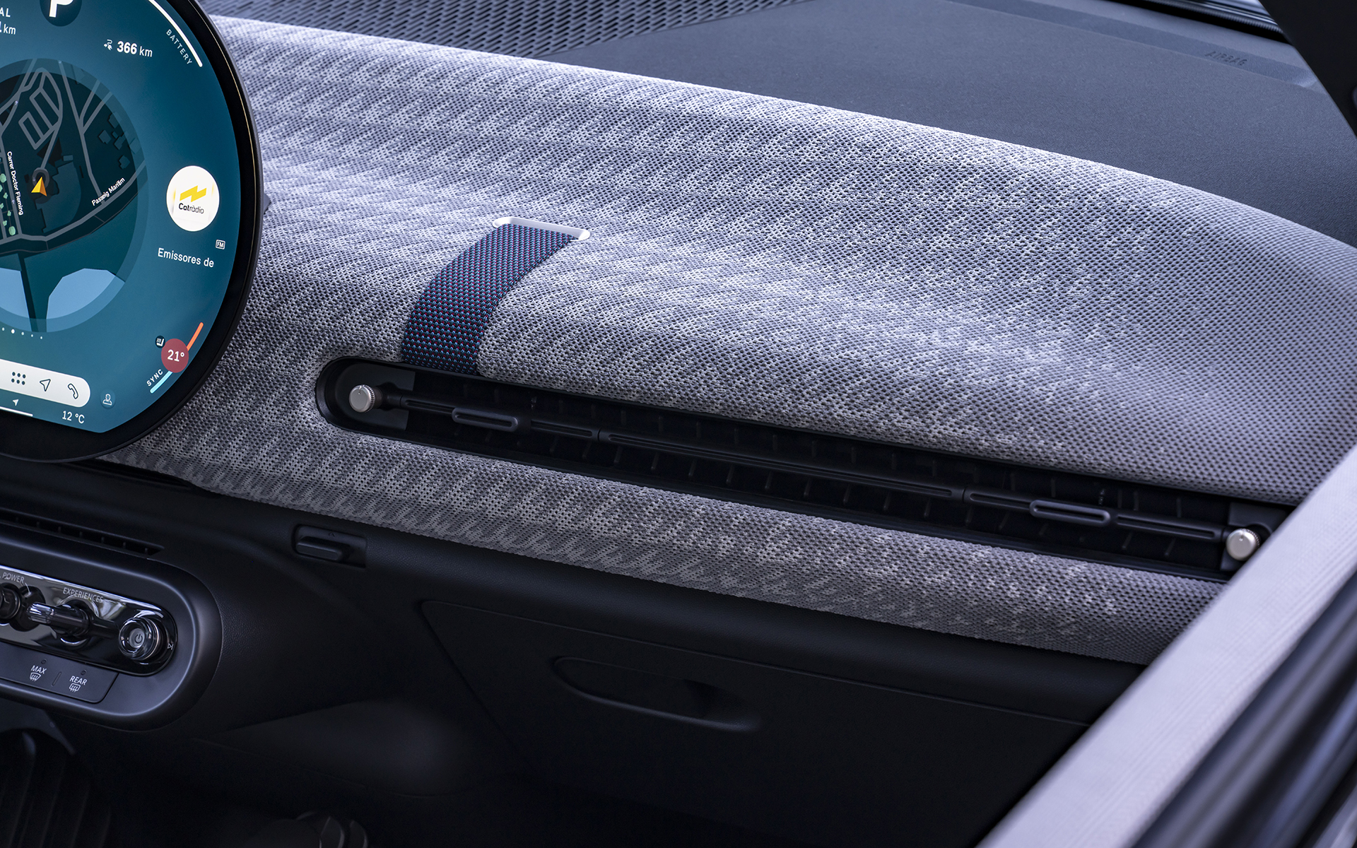 MINI クーパーSEのインテリア。先進性が感じられつつミニらしい仕上がりに