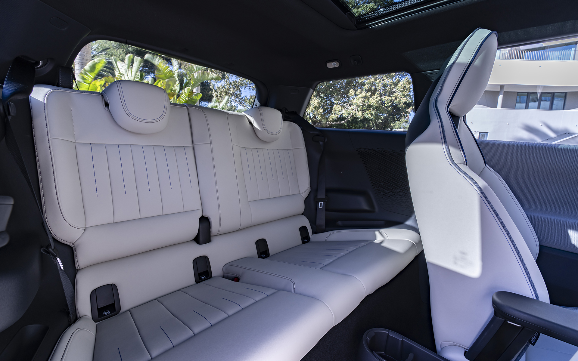 MINI クーパーSEのインテリア。先進性が感じられつつミニらしい仕上がりに