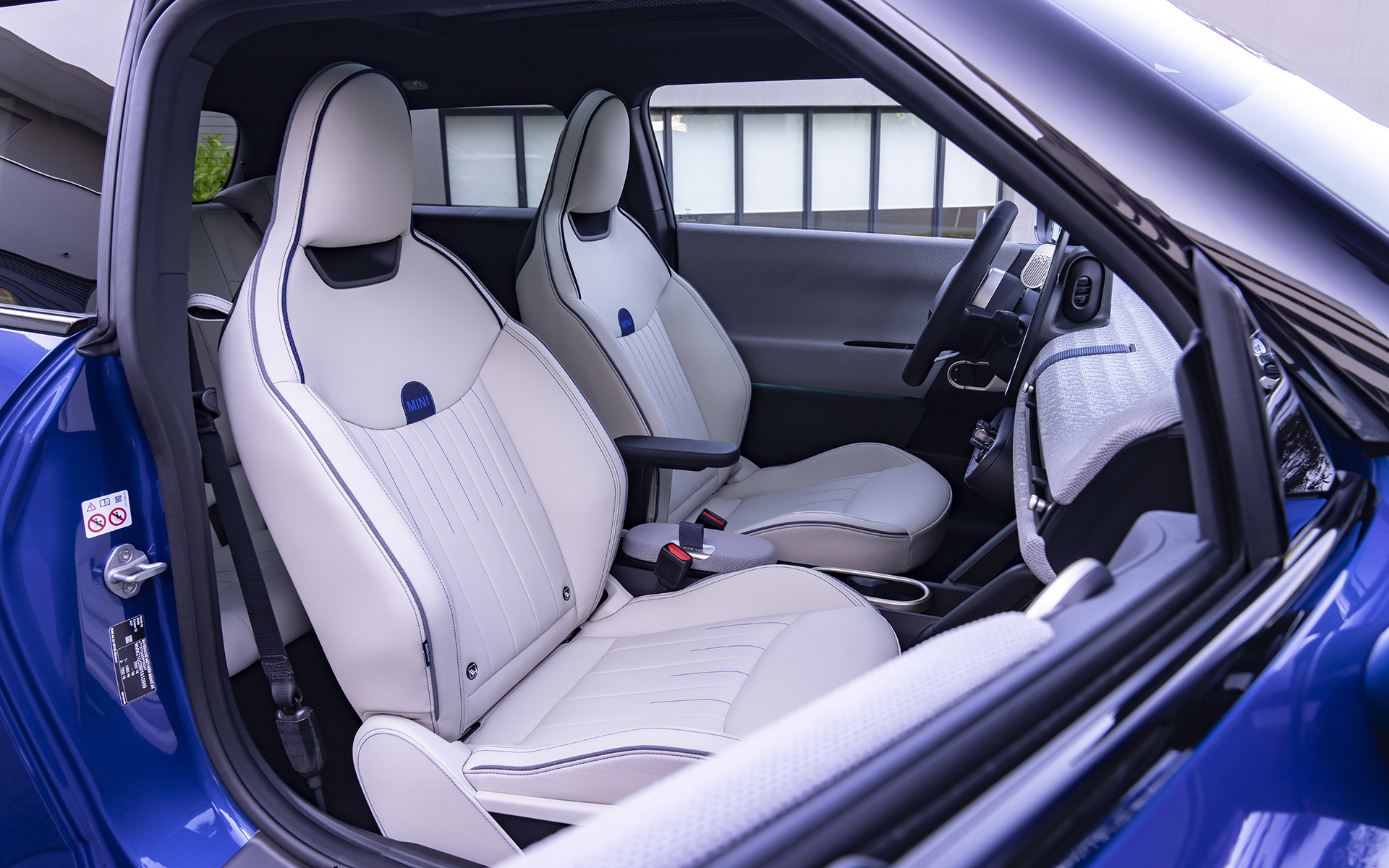 MINI クーパーSEのインテリア。先進性が感じられつつミニらしい仕上がりに