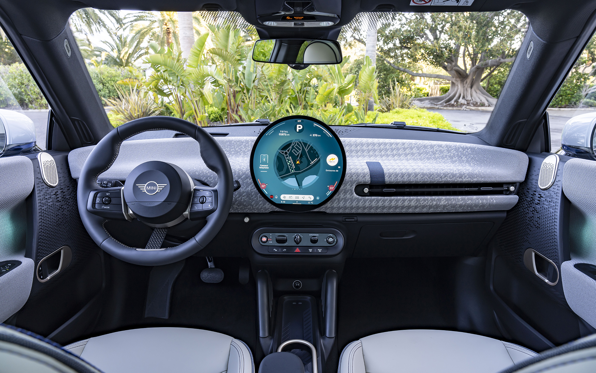 MINI クーパーSEのインテリア。先進性が感じられつつミニらしい仕上がりに