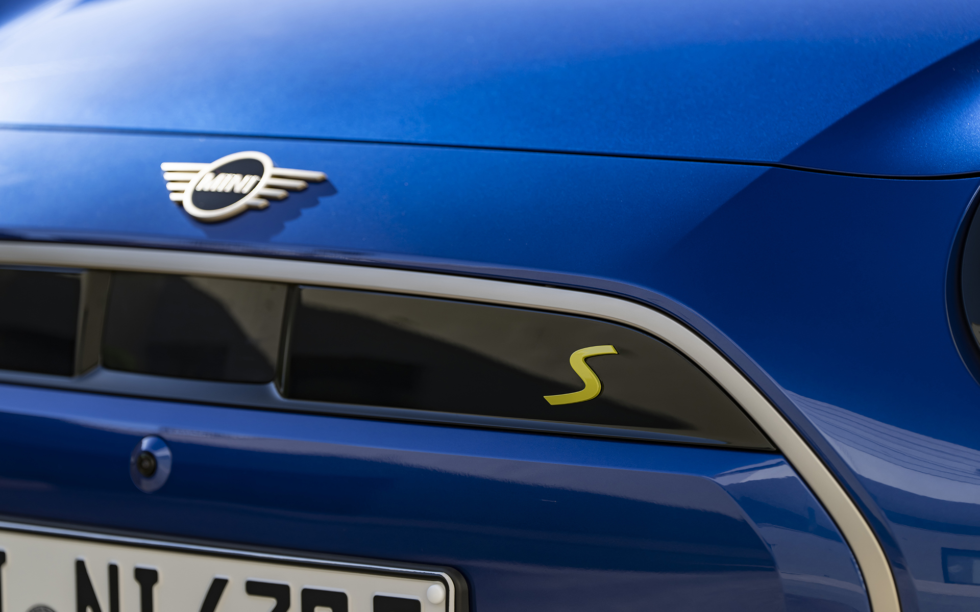 今回試乗したのは新型BEV「MINI クーパーSE」。ボディサイズは3858×1756×1460mm（全長×全幅×全高）、ホイールベースは2526mm。搭載するリチウムイオンバッテリ容量は54.2kWhで、モーター出力は60kW（218PS）/330Nm