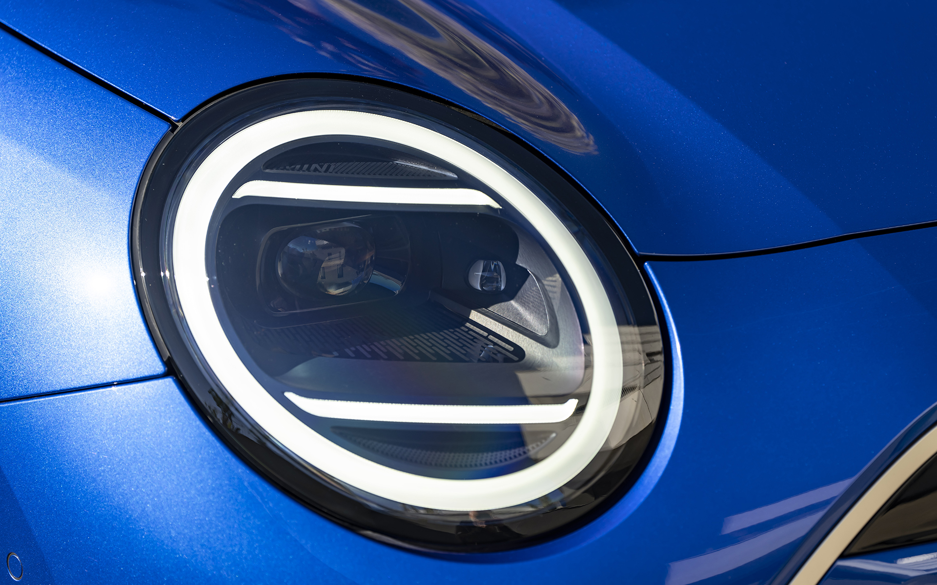 今回試乗したのは新型BEV「MINI クーパーSE」。ボディサイズは3858×1756×1460mm（全長×全幅×全高）、ホイールベースは2526mm。搭載するリチウムイオンバッテリ容量は54.2kWhで、モーター出力は60kW（218PS）/330Nm