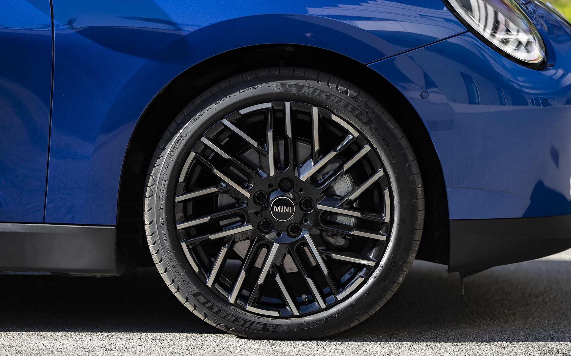 今回試乗したのは新型BEV「MINI クーパーSE」。ボディサイズは3858×1756×1460mm（全長×全幅×全高）、ホイールベースは2526mm。搭載するリチウムイオンバッテリ容量は54.2kWhで、モーター出力は60kW（218PS）/330Nm