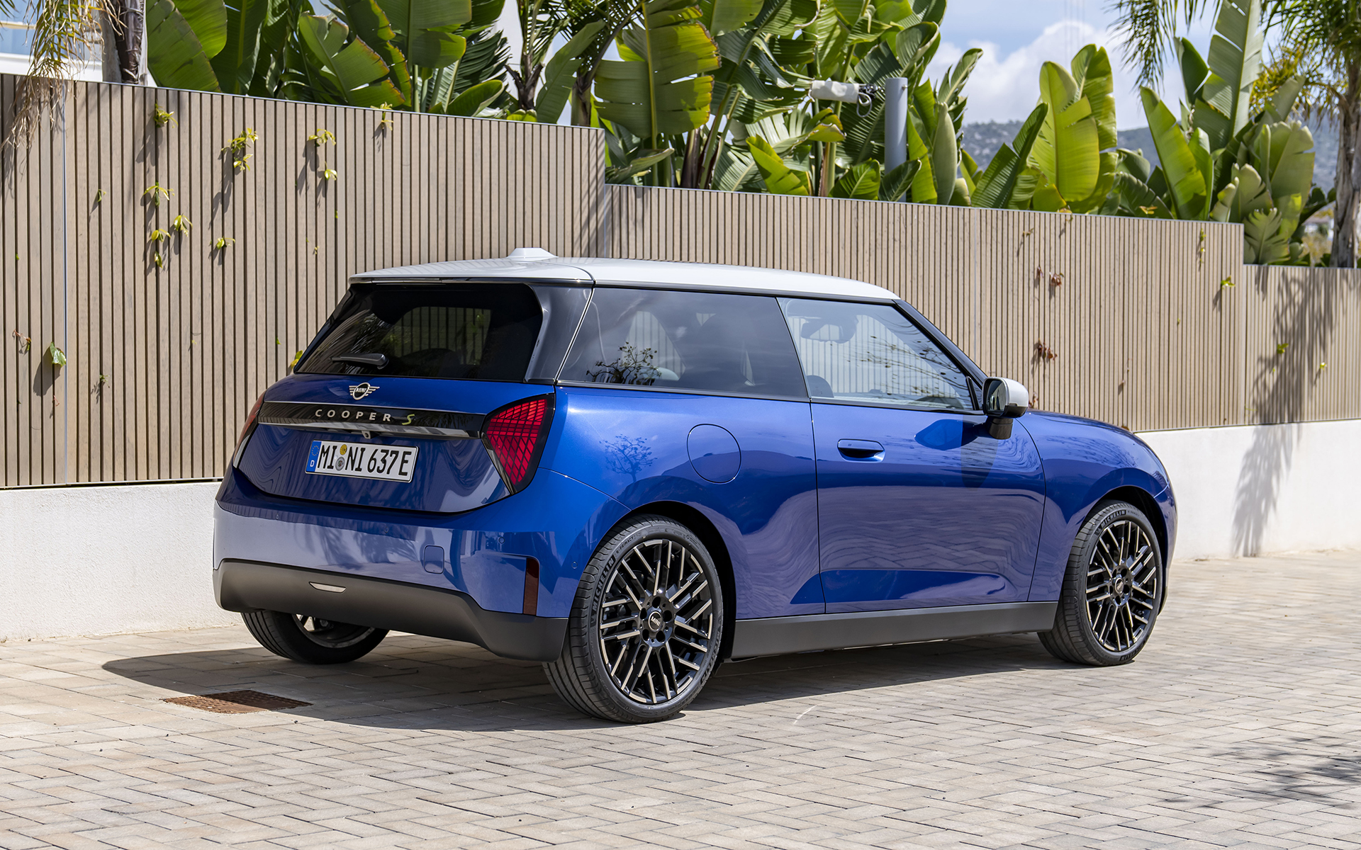 今回試乗したのは新型BEV「MINI クーパーSE」。ボディサイズは3858×1756×1460mm（全長×全幅×全高）、ホイールベースは2526mm。搭載するリチウムイオンバッテリ容量は54.2kWhで、モーター出力は60kW（218PS）/330Nm